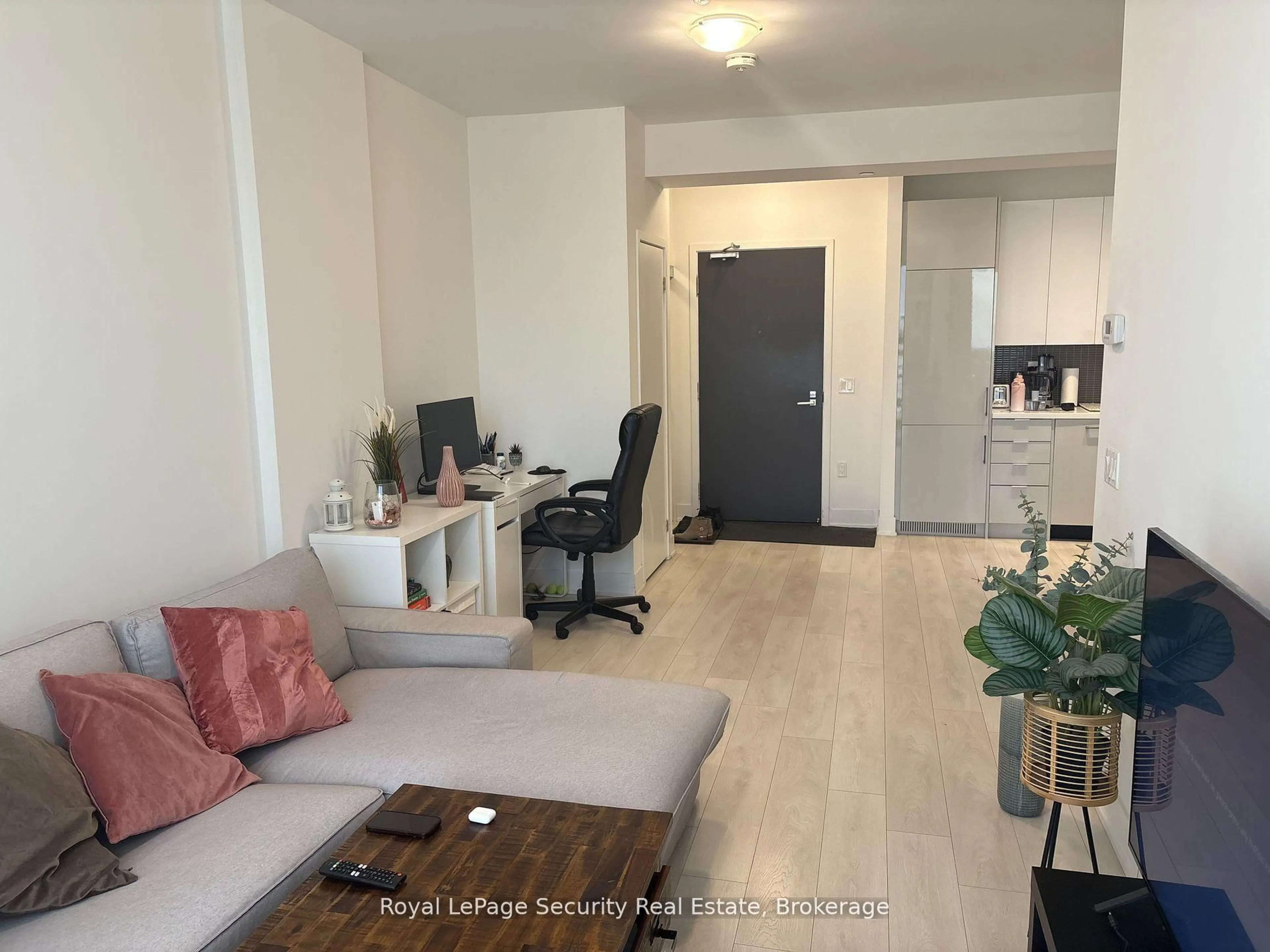 Living room with furniture, unknown for 2916 Highway 7 Rd #315, Vaughan Ontario N5A 6S5