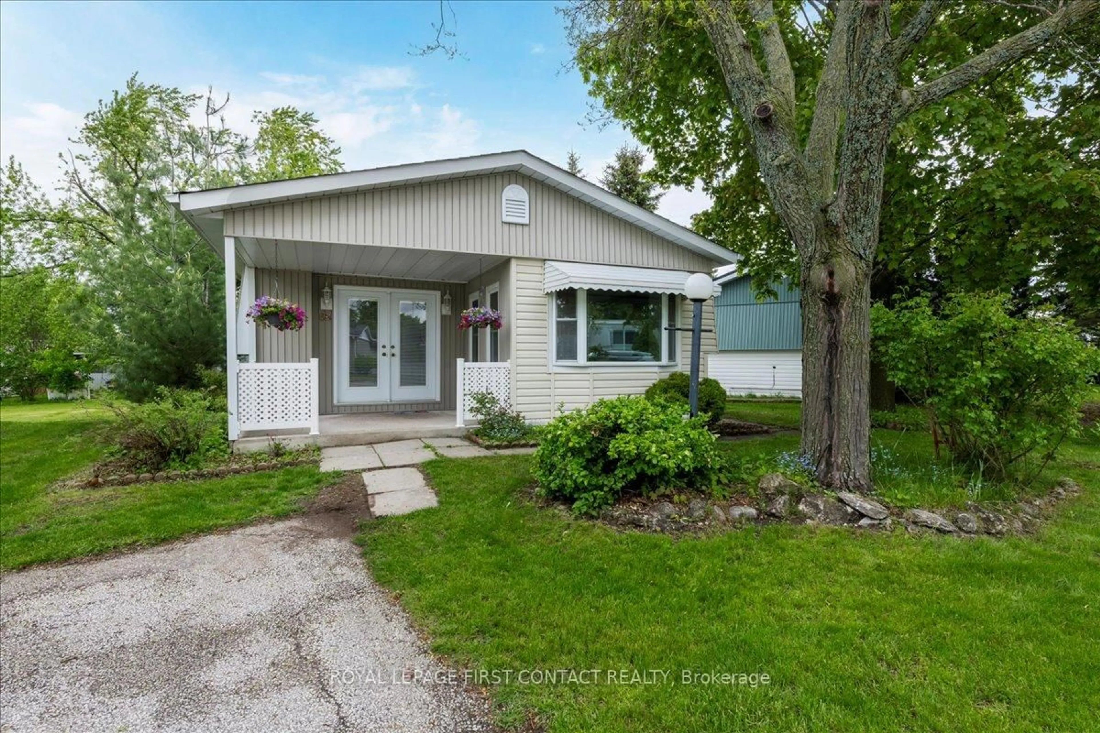Home with vinyl exterior material, street for 68 Linden Lane, Innisfil Ontario L9S 1P2