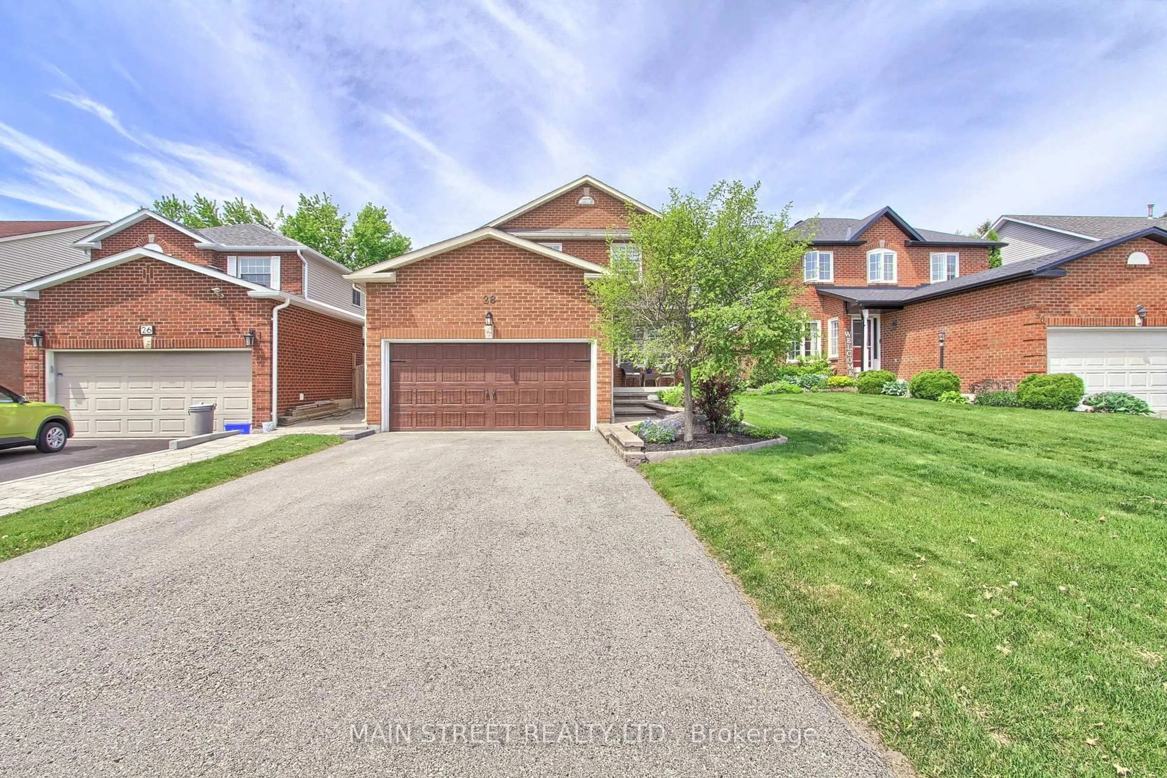A pic from outside/outdoor area/front of a property/back of a property/a pic from drone, street for 28 Ladyburn Dr, Georgina Ontario L4P 3R1