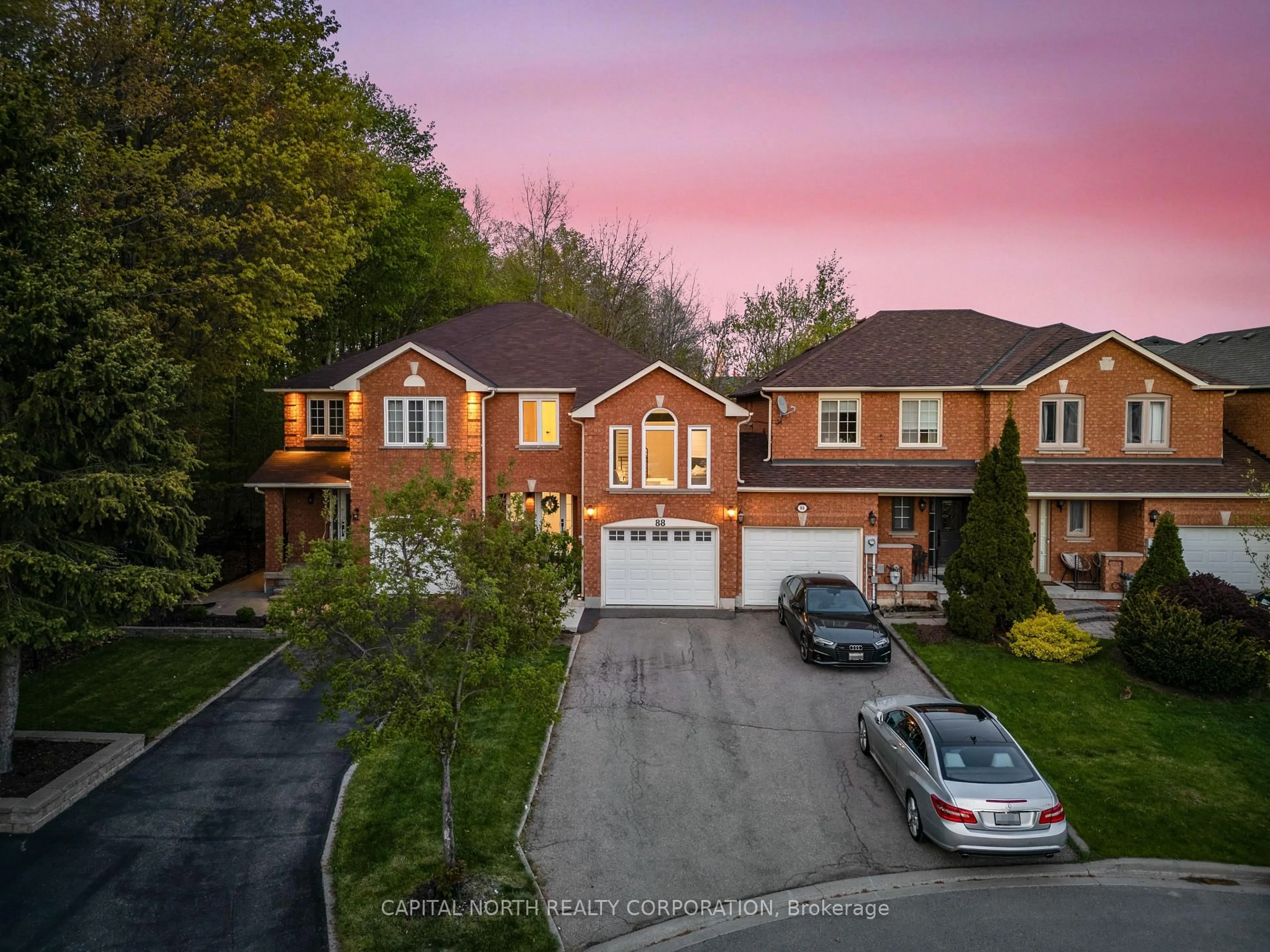 A pic from outside/outdoor area/front of a property/back of a property/a pic from drone, street for 88 Tumbleweed Crt, Vaughan Ontario L4L 8Y6