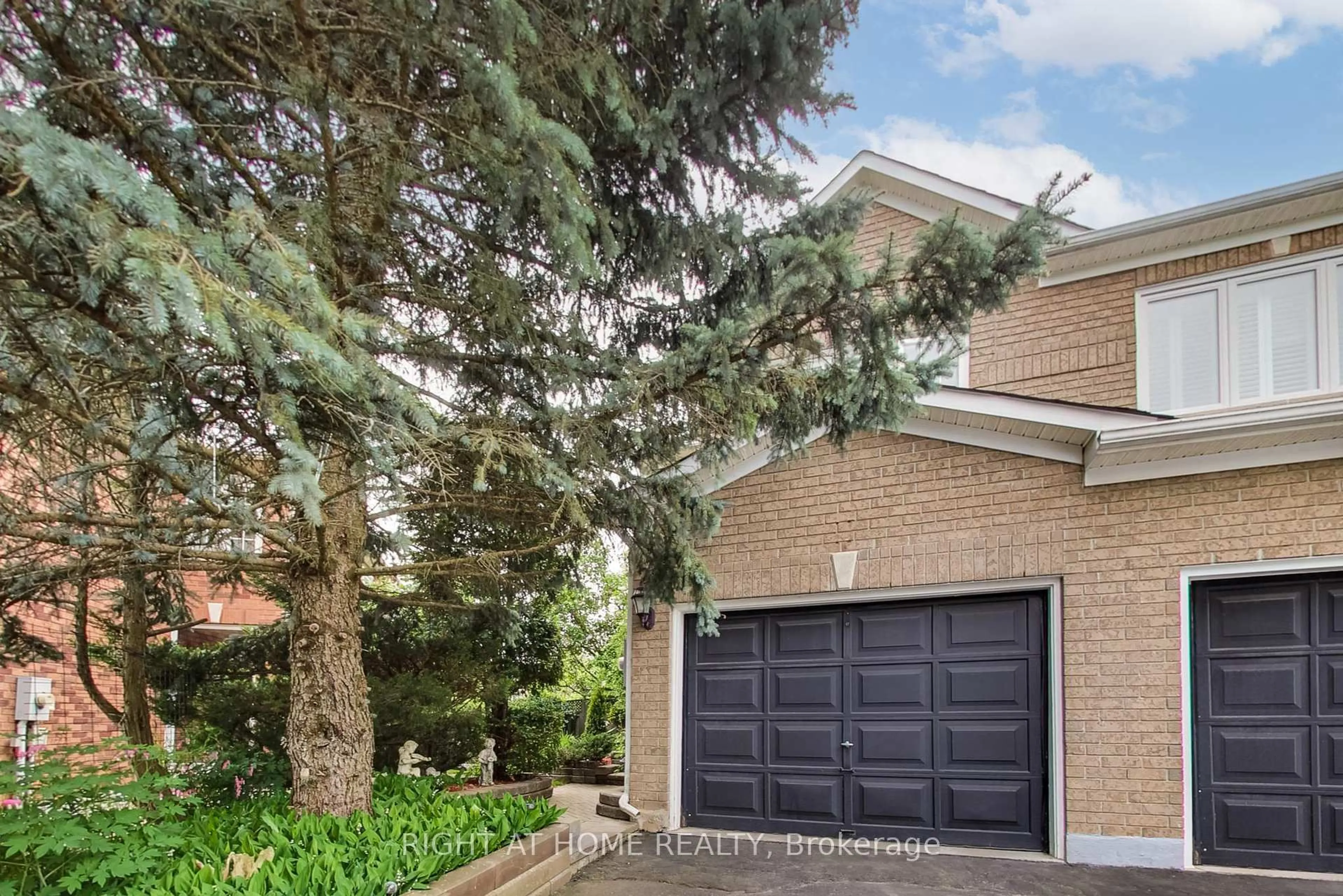 Home with brick exterior material, street for 28 Foxtail Rdge, Newmarket Ontario L3X 1Z6