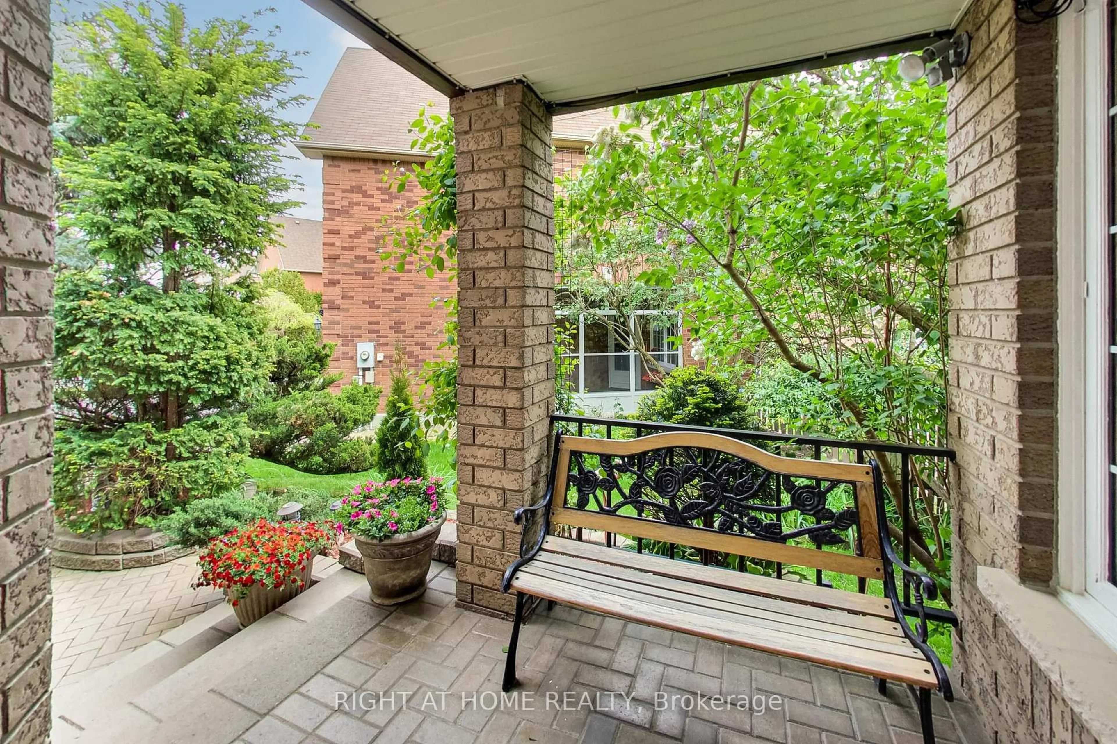 Patio, street for 28 Foxtail Rdge, Newmarket Ontario L3X 1Z6