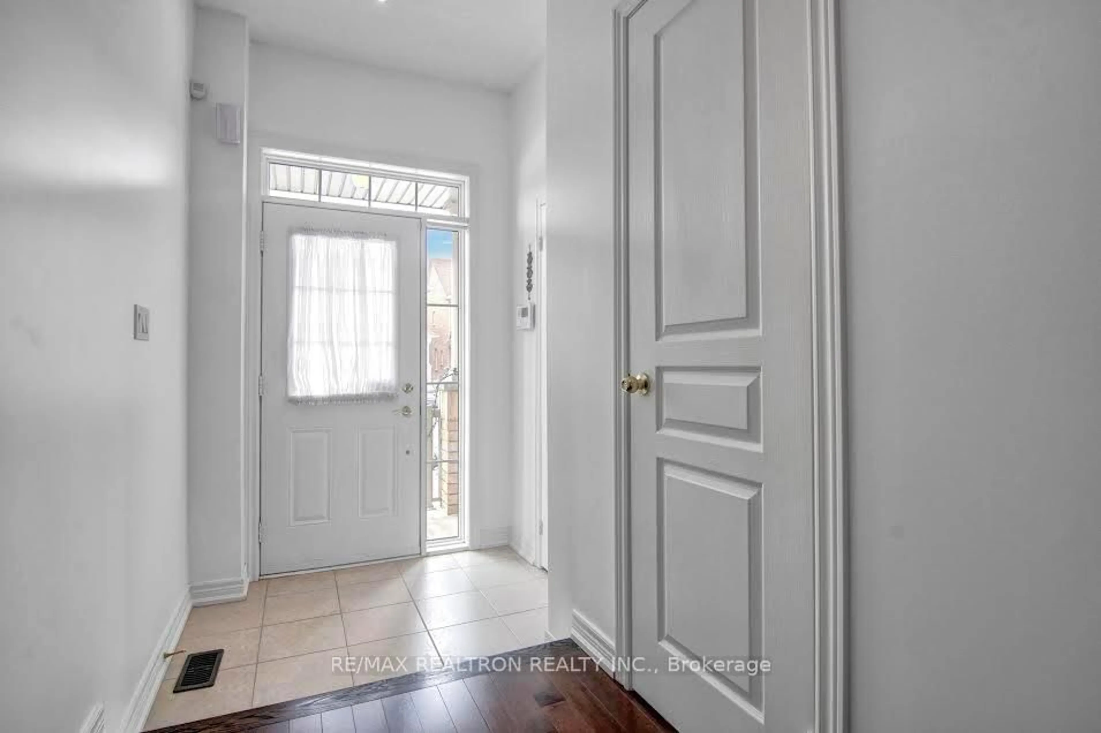 Indoor entryway for 1291 Blencowe Cres, Newmarket Ontario L3X 0C3
