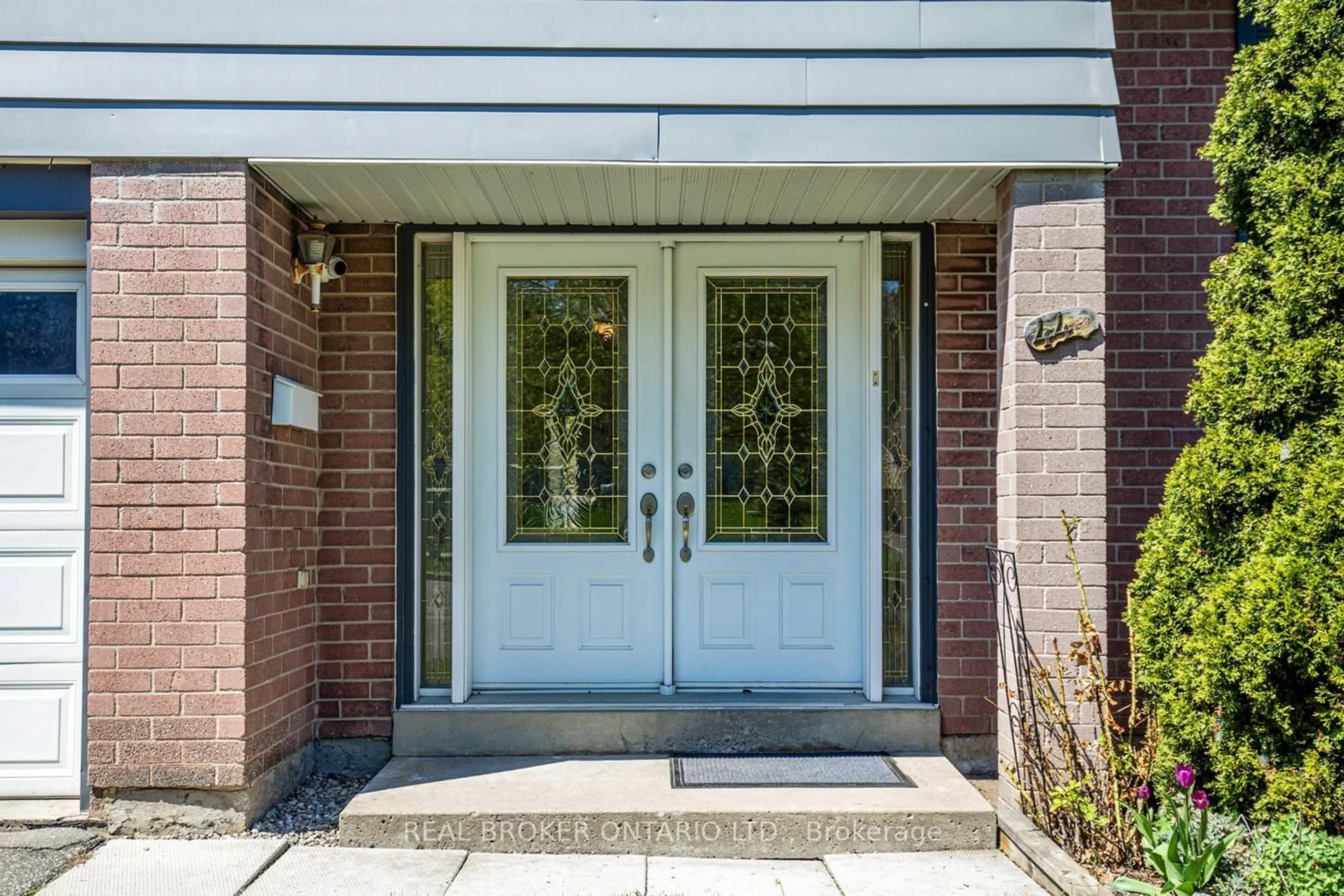 Indoor entryway for 44 Mark St, Aurora Ontario L4G 3J5
