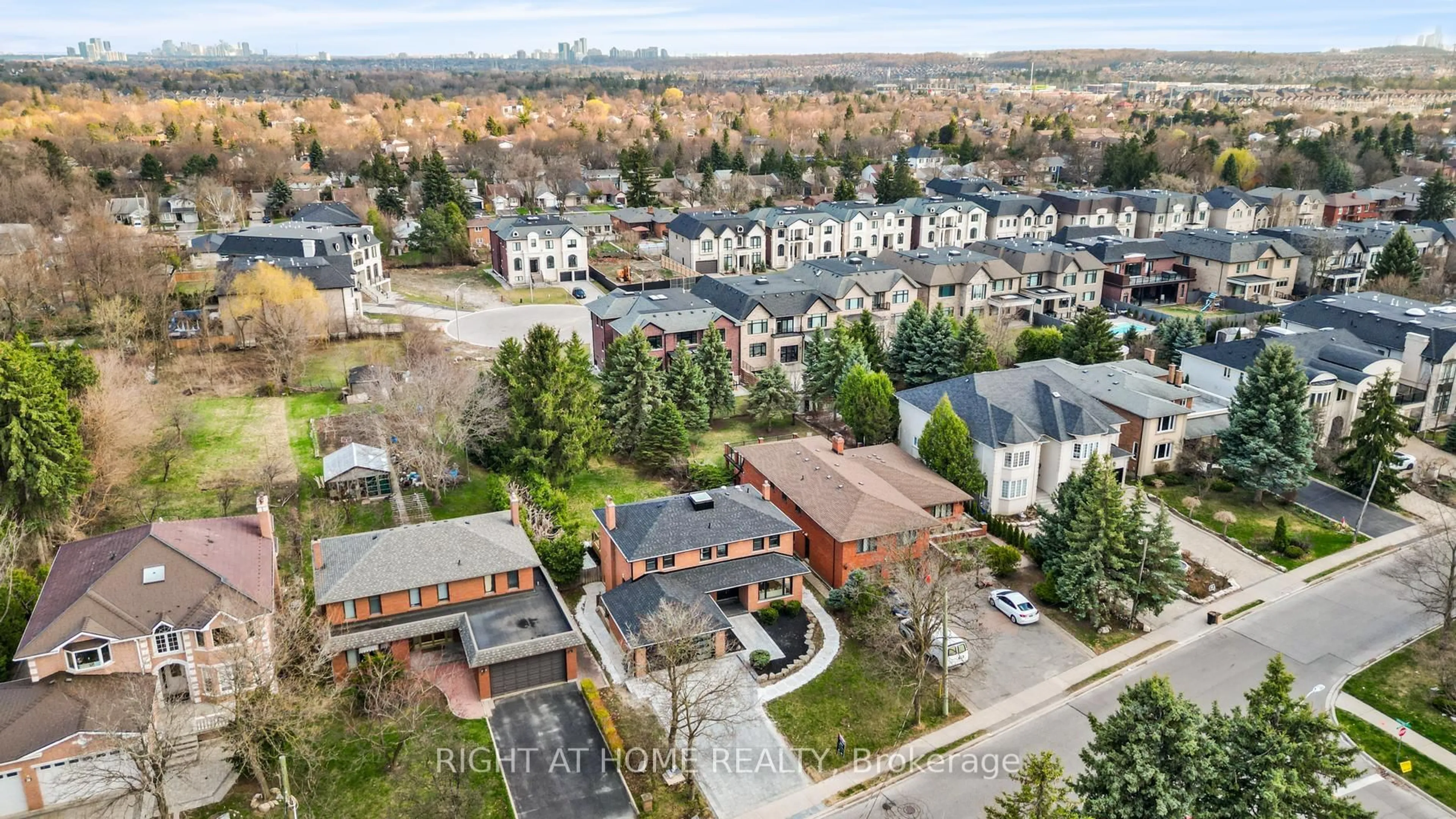 A pic from outside/outdoor area/front of a property/back of a property/a pic from drone, street for 93 Pemberton Rd, Richmond Hill Ontario L4C 3T6