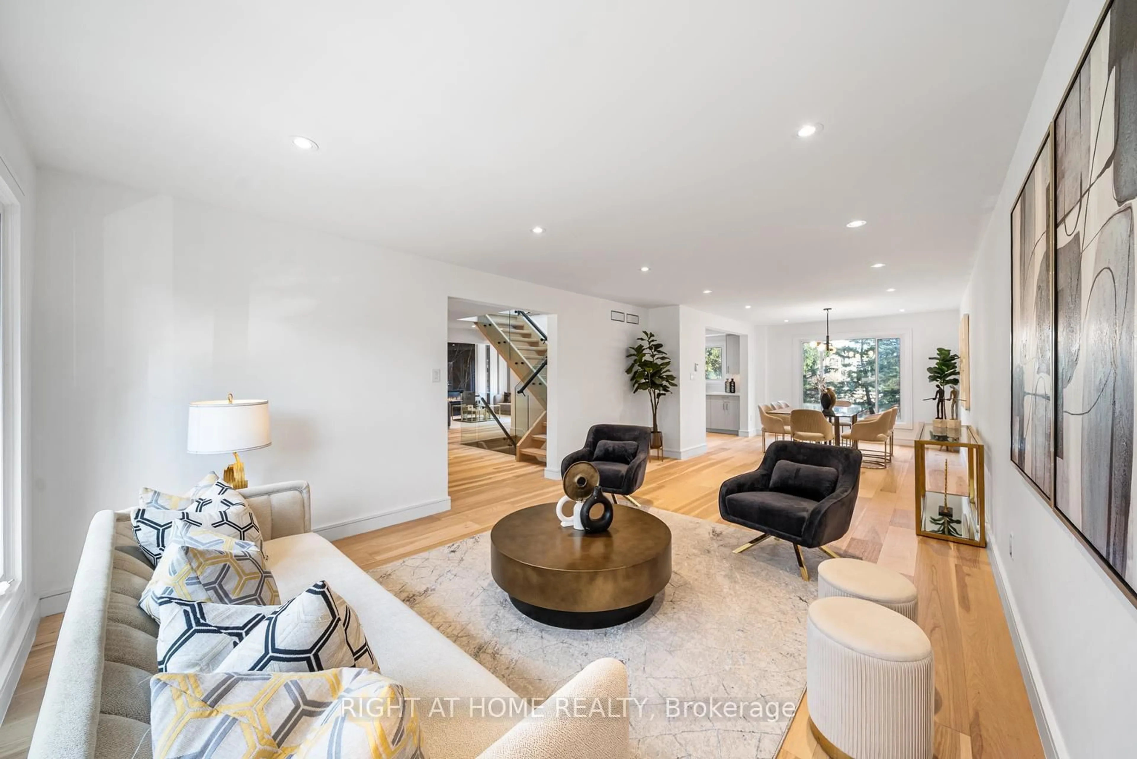 Living room with furniture, unknown for 93 Pemberton Rd, Richmond Hill Ontario L4C 3T6