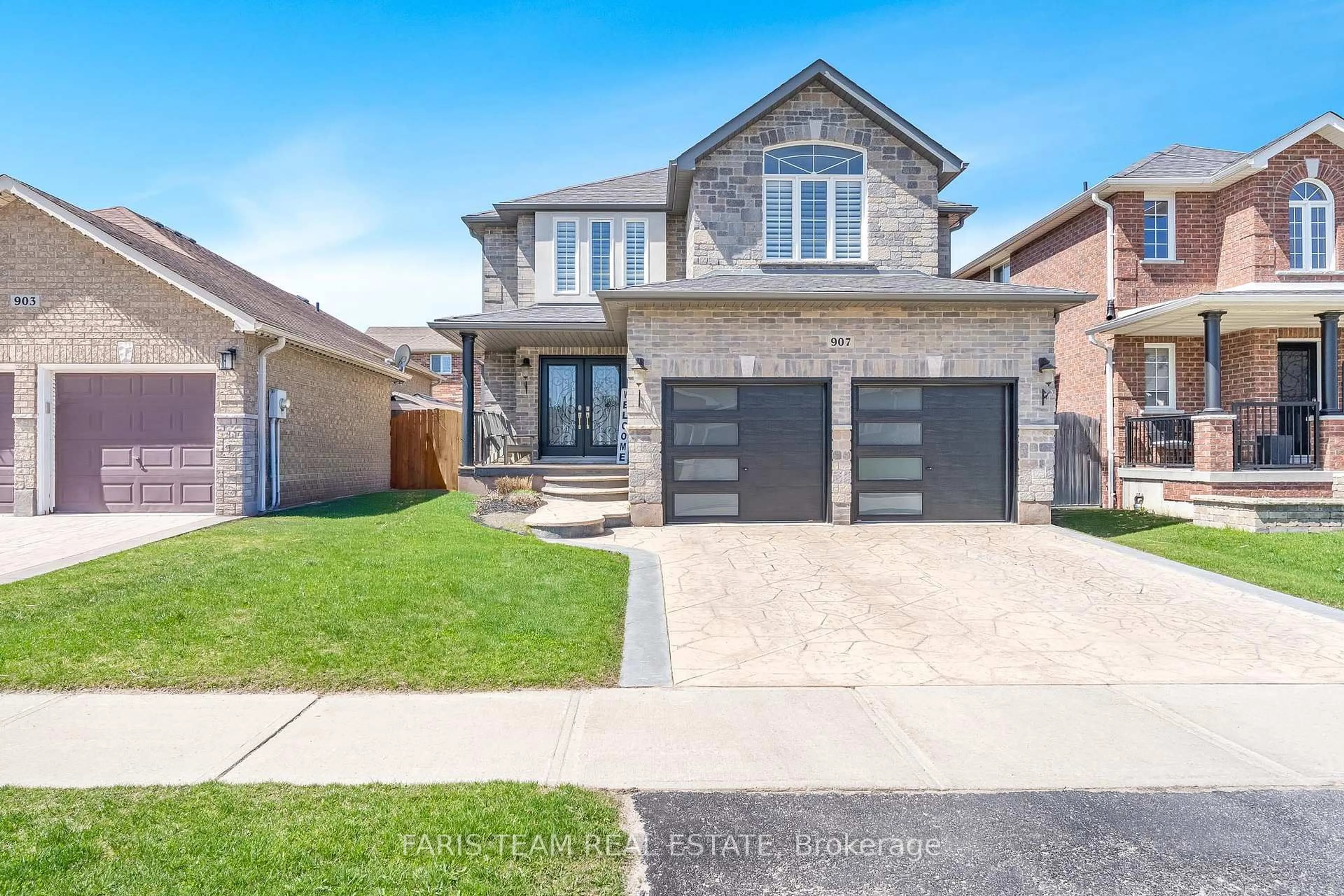 Home with brick exterior material, street for 907 Booth Ave, Innisfil Ontario L9S 0A6