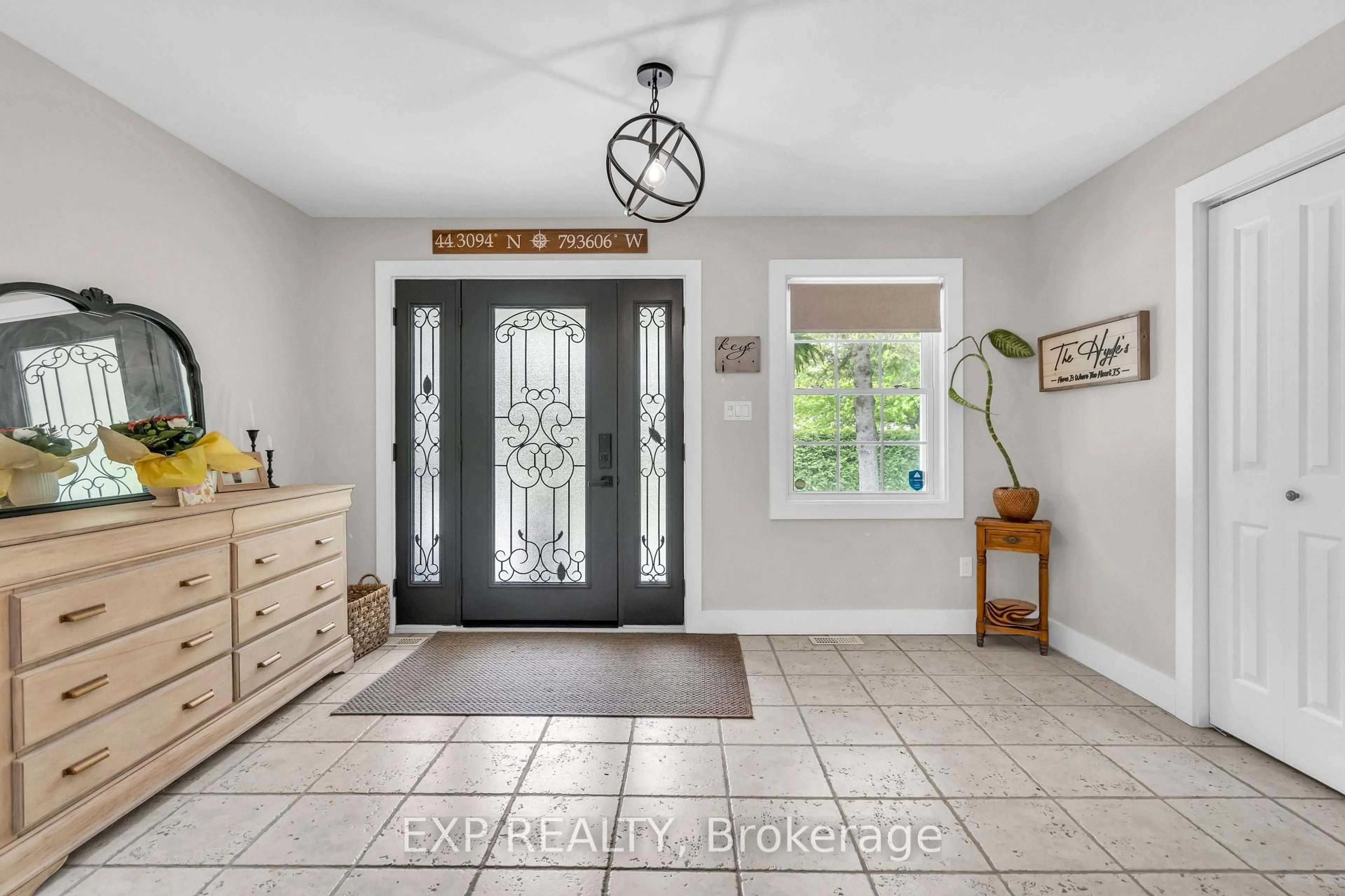 Indoor entryway for 89 River St, Georgina Ontario L0E 1R0