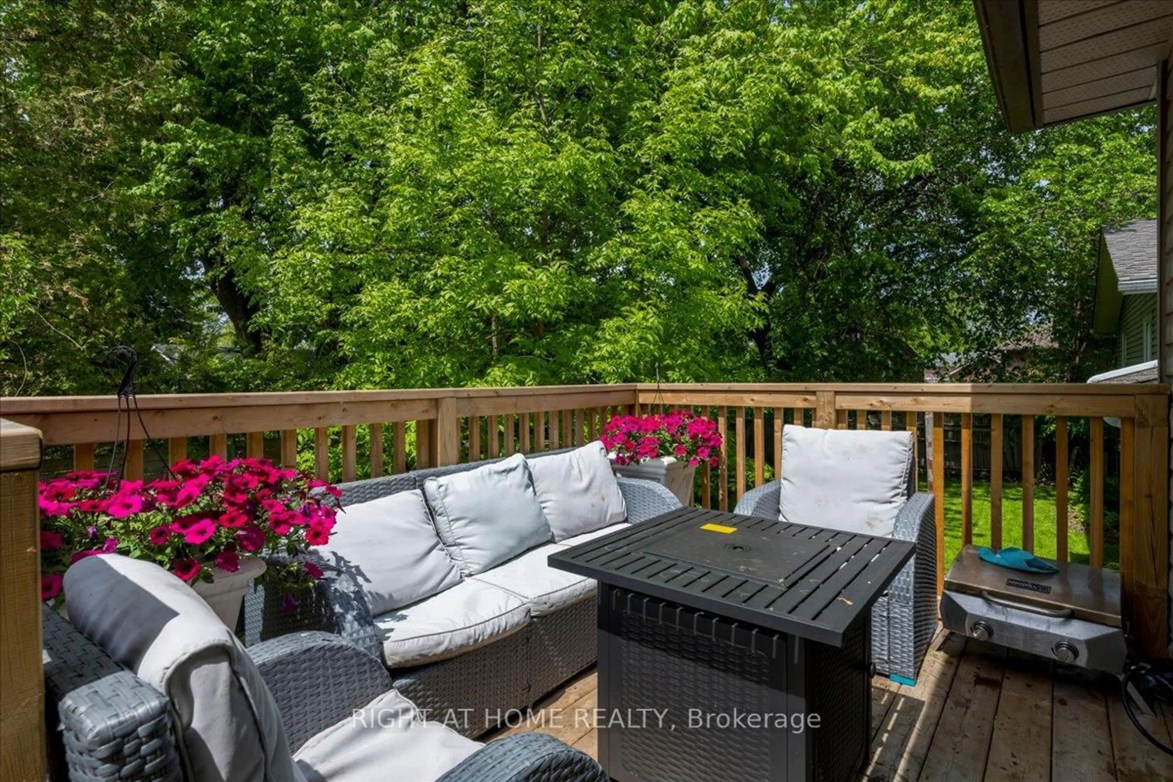 Patio, unknown for 70 metro Rd, Georgina Ontario L4P 1W1