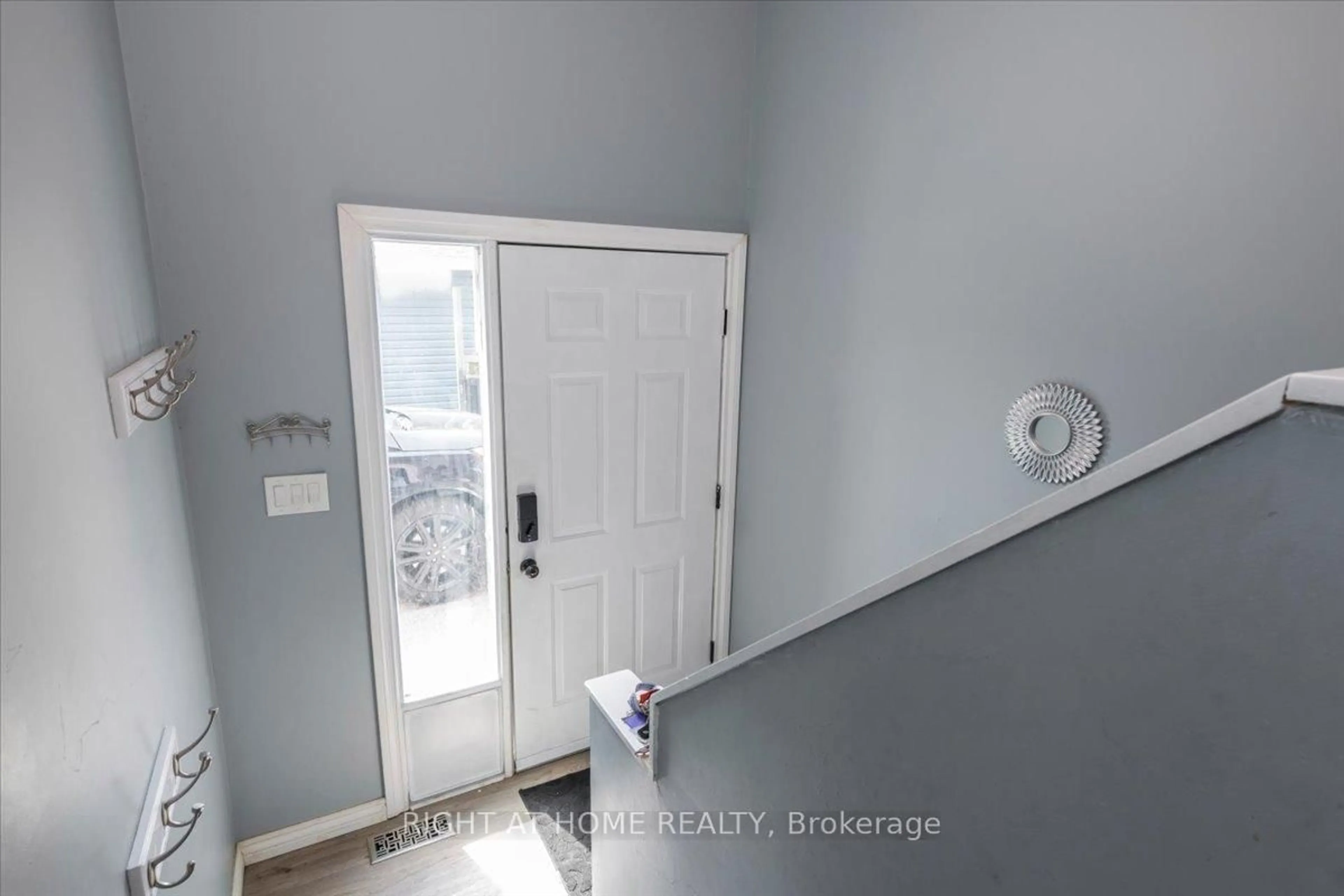 Indoor entryway for 70 metro Rd, Georgina Ontario L4P 1W1