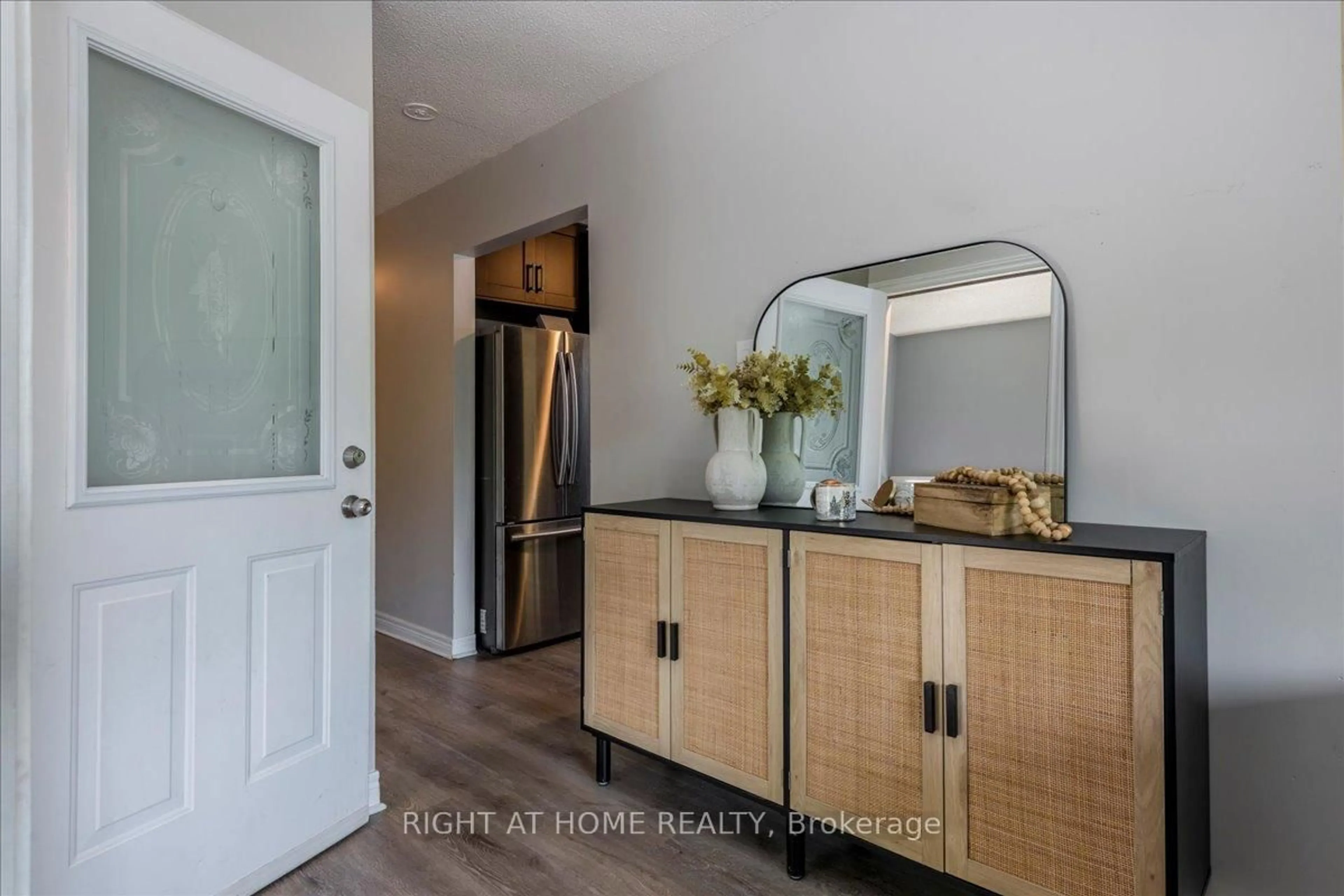 Indoor entryway for 70 metro Rd, Georgina Ontario L4P 1W1
