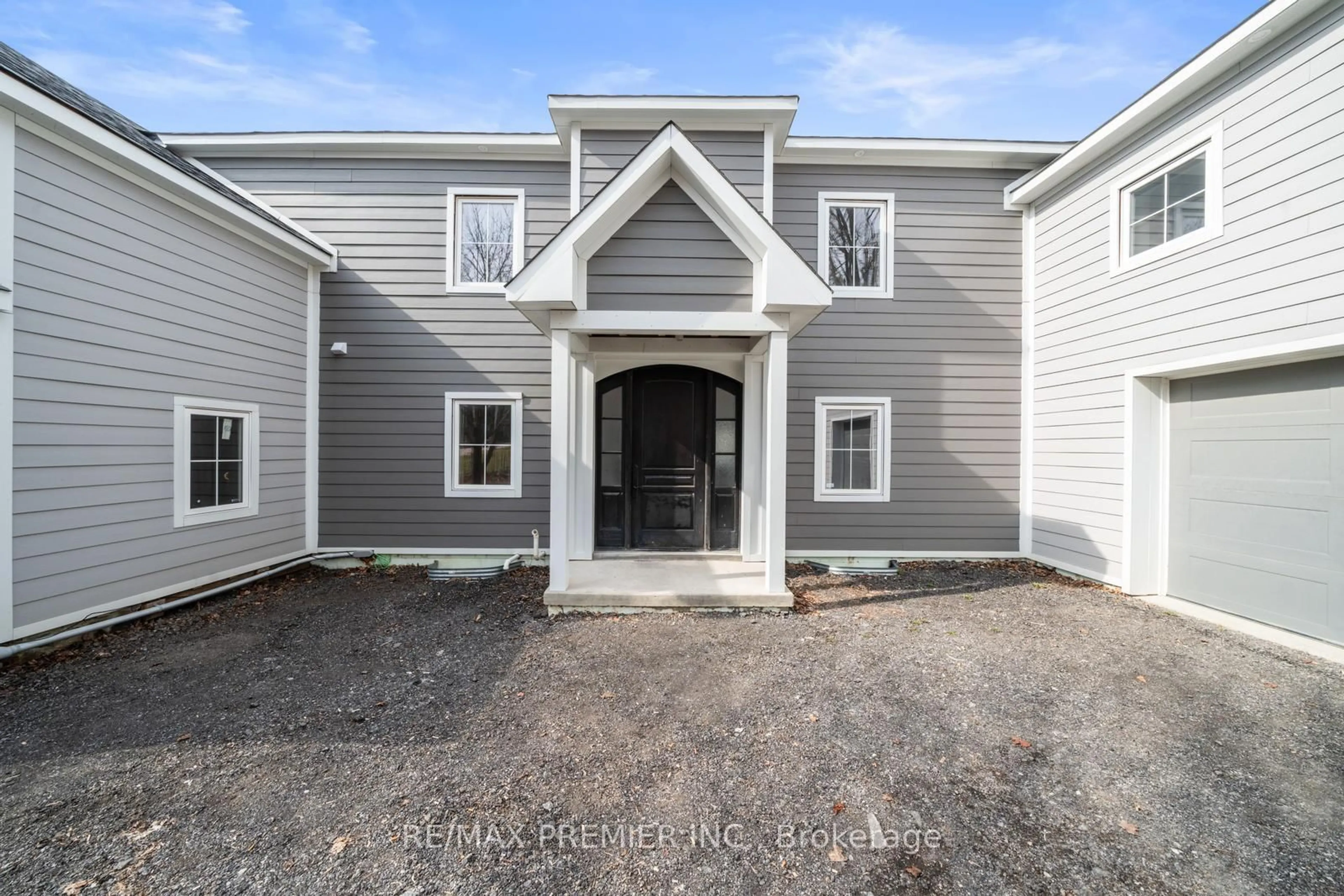 Home with vinyl exterior material, building for 14635 Woodbine Ave, Whitchurch-Stouffville Ontario L4A 2K8