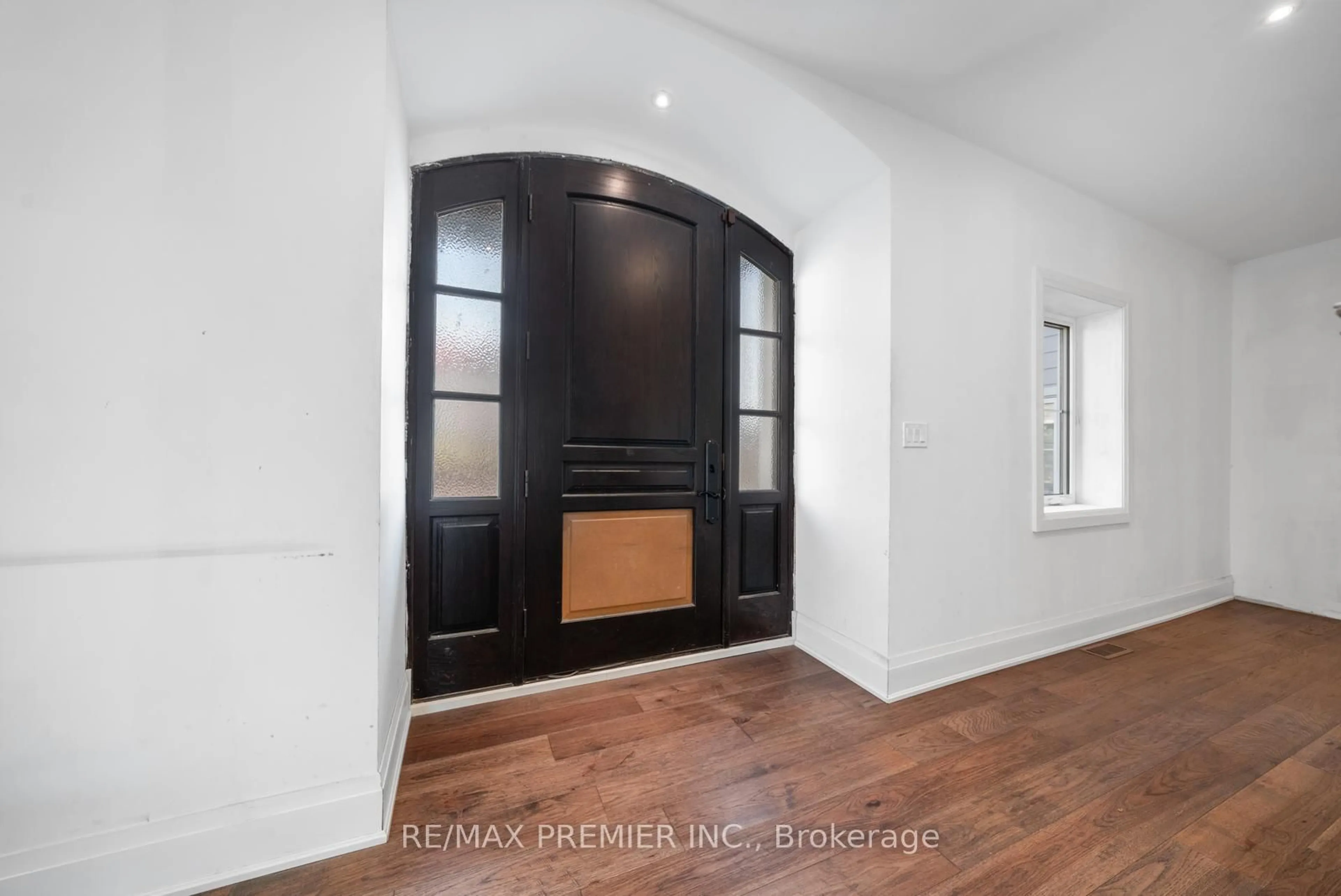 Indoor entryway for 14635 Woodbine Ave, Whitchurch-Stouffville Ontario L4A 2K8