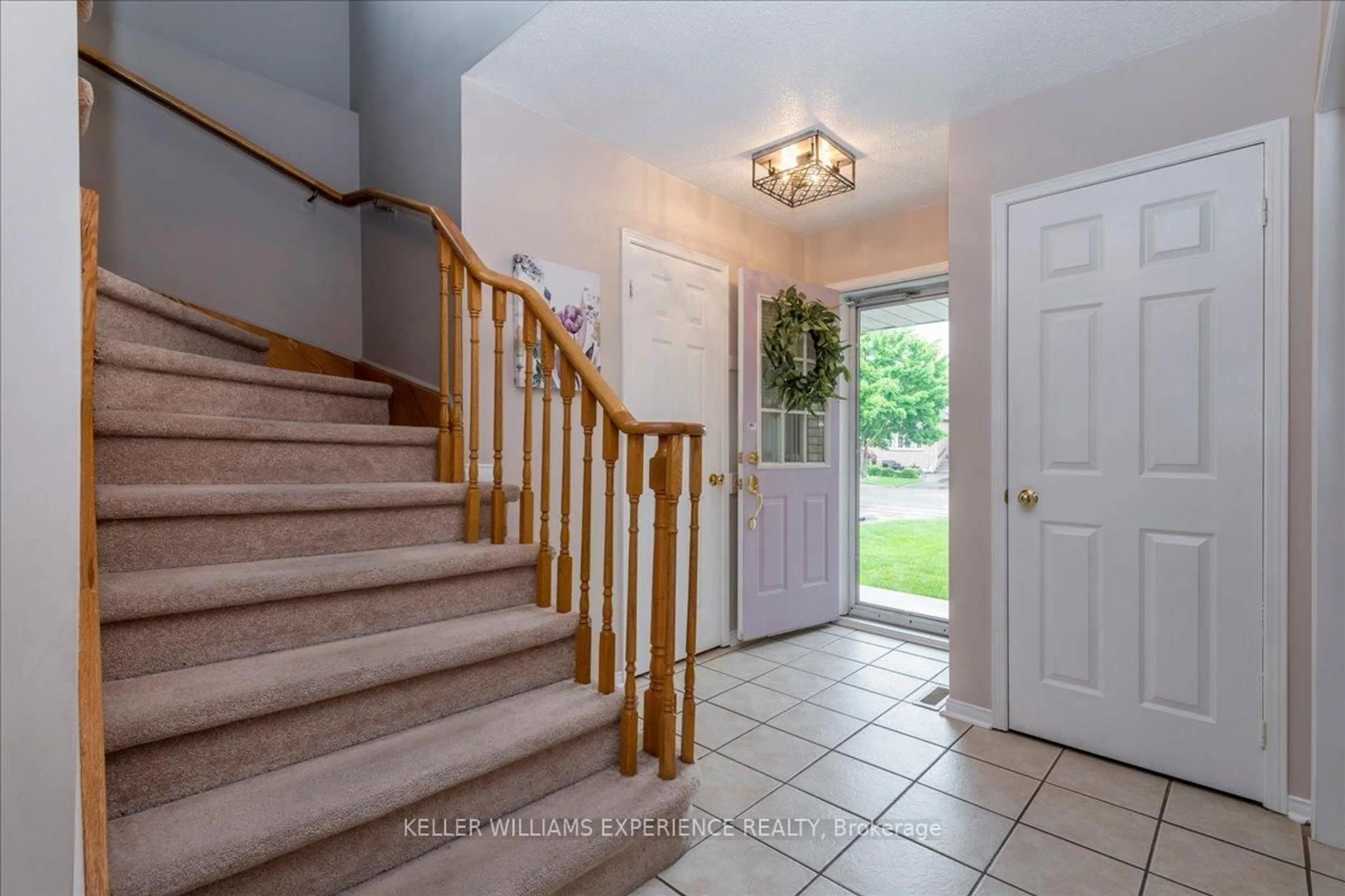 Indoor entryway for 472 Haines St, New Tecumseth Ontario L0G 1A0