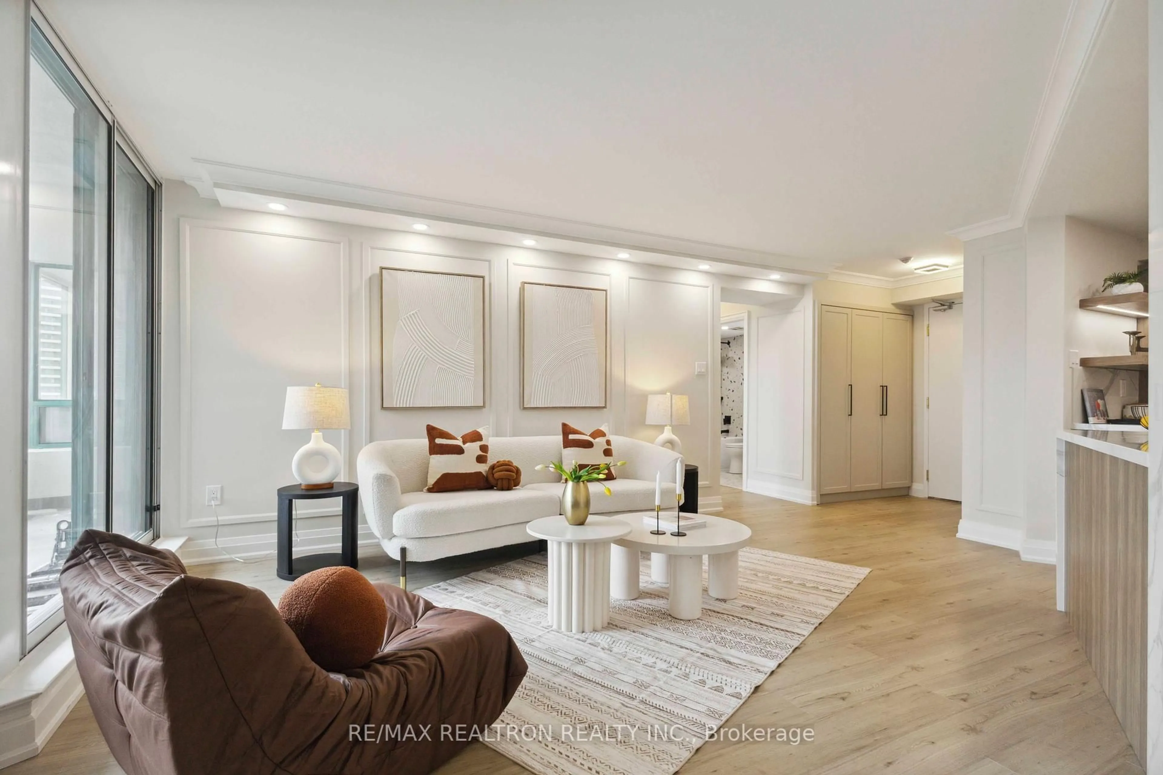 Living room with furniture, unknown for 7250 Yonge St #1604, Vaughan Ontario L4J 7X1