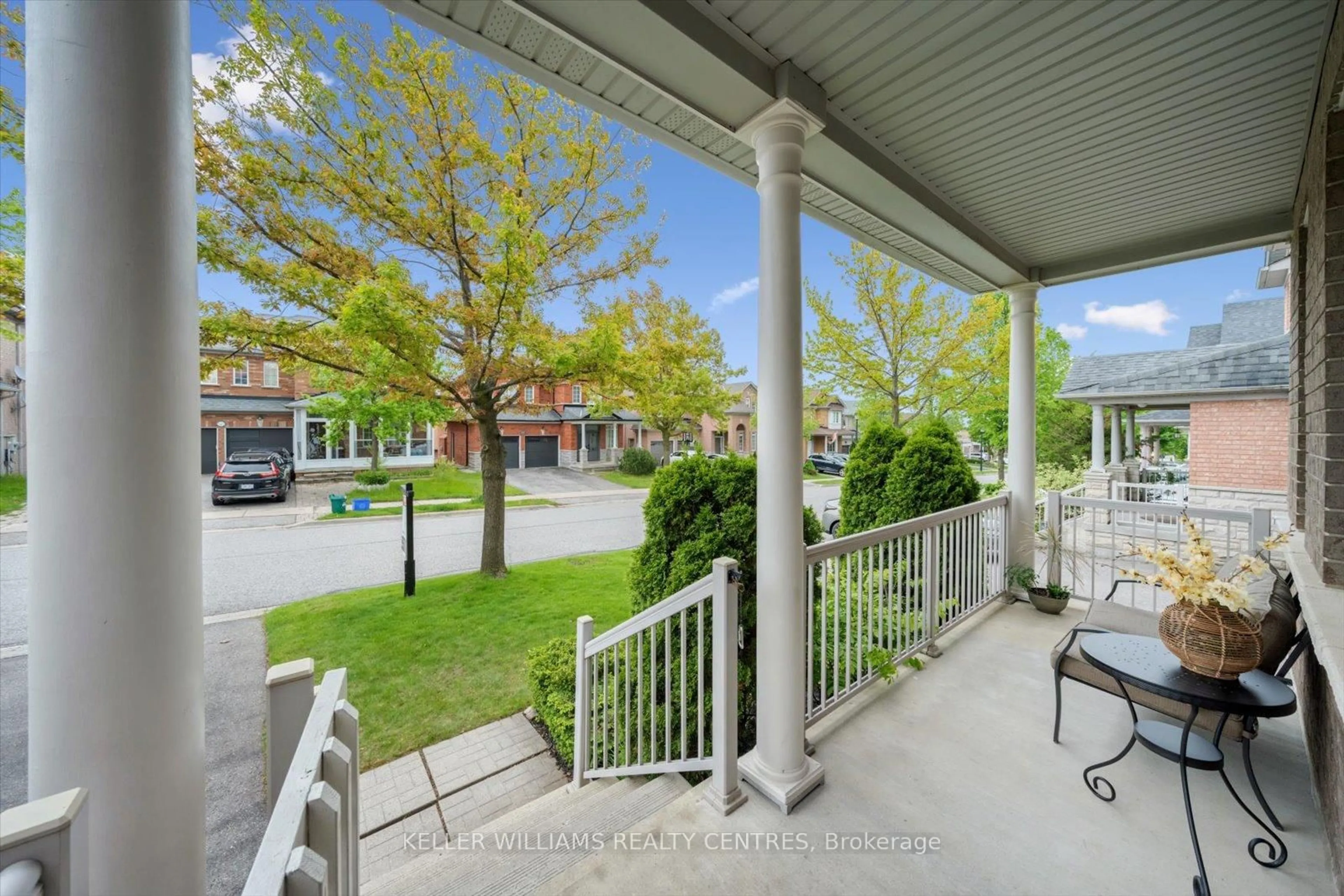 Patio, street for 354 Coachwhip Tr, Newmarket Ontario L3X 2R6