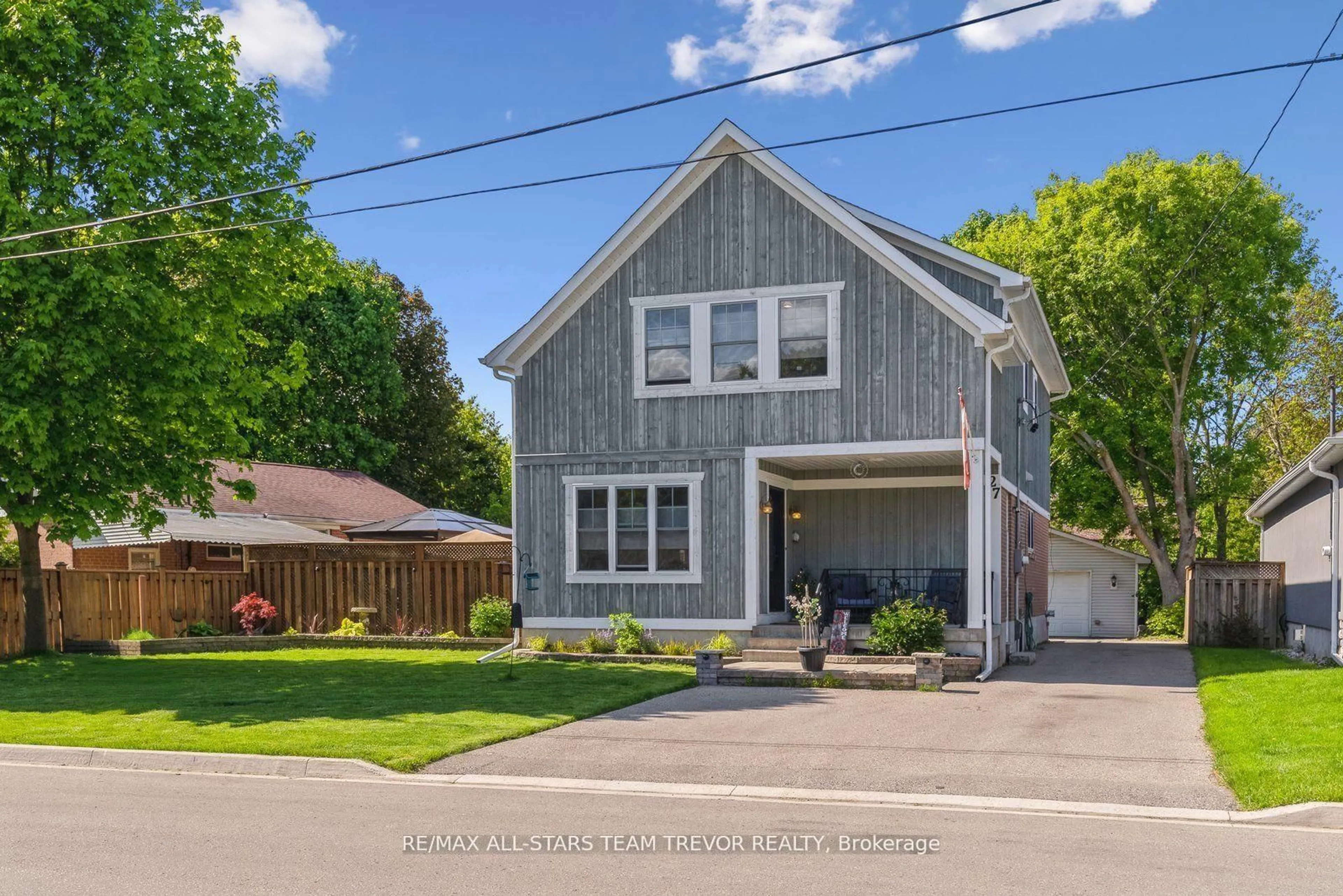 A pic from outside/outdoor area/front of a property/back of a property/a pic from drone, street for 27 Corbett Cres, Aurora Ontario L4G 2E9