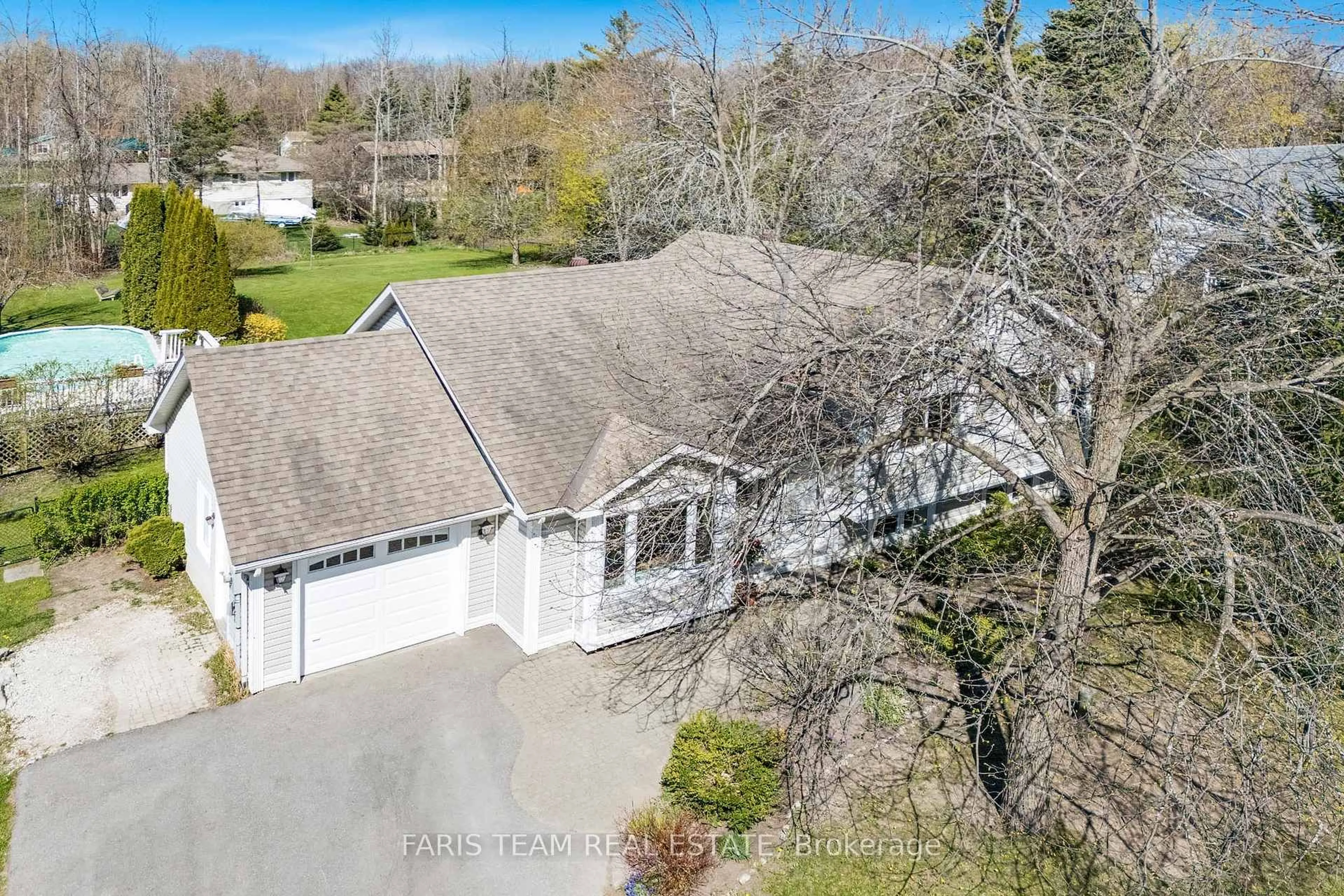 A pic from outside/outdoor area/front of a property/back of a property/a pic from drone, unknown for 3830 East St, Innisfil Ontario L9S 2L9