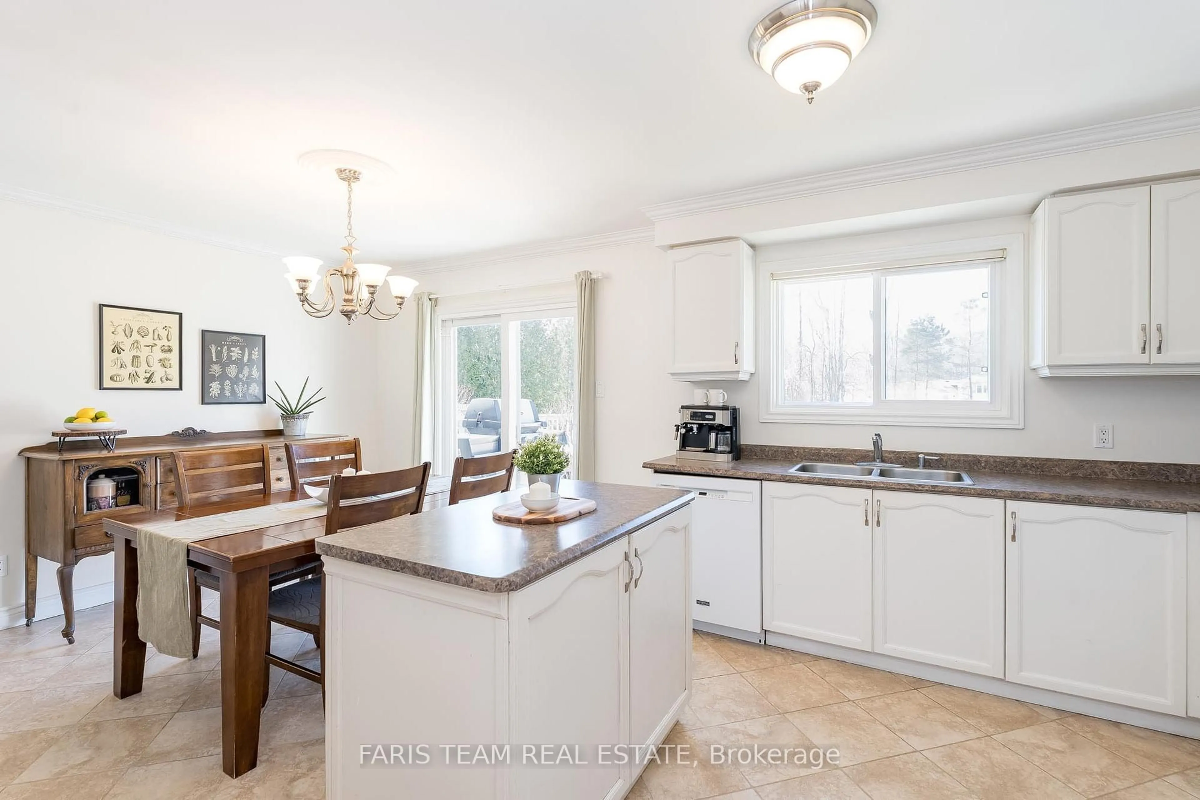 Open concept kitchen, ceramic/tile floor for 3830 East St, Innisfil Ontario L9S 2L9
