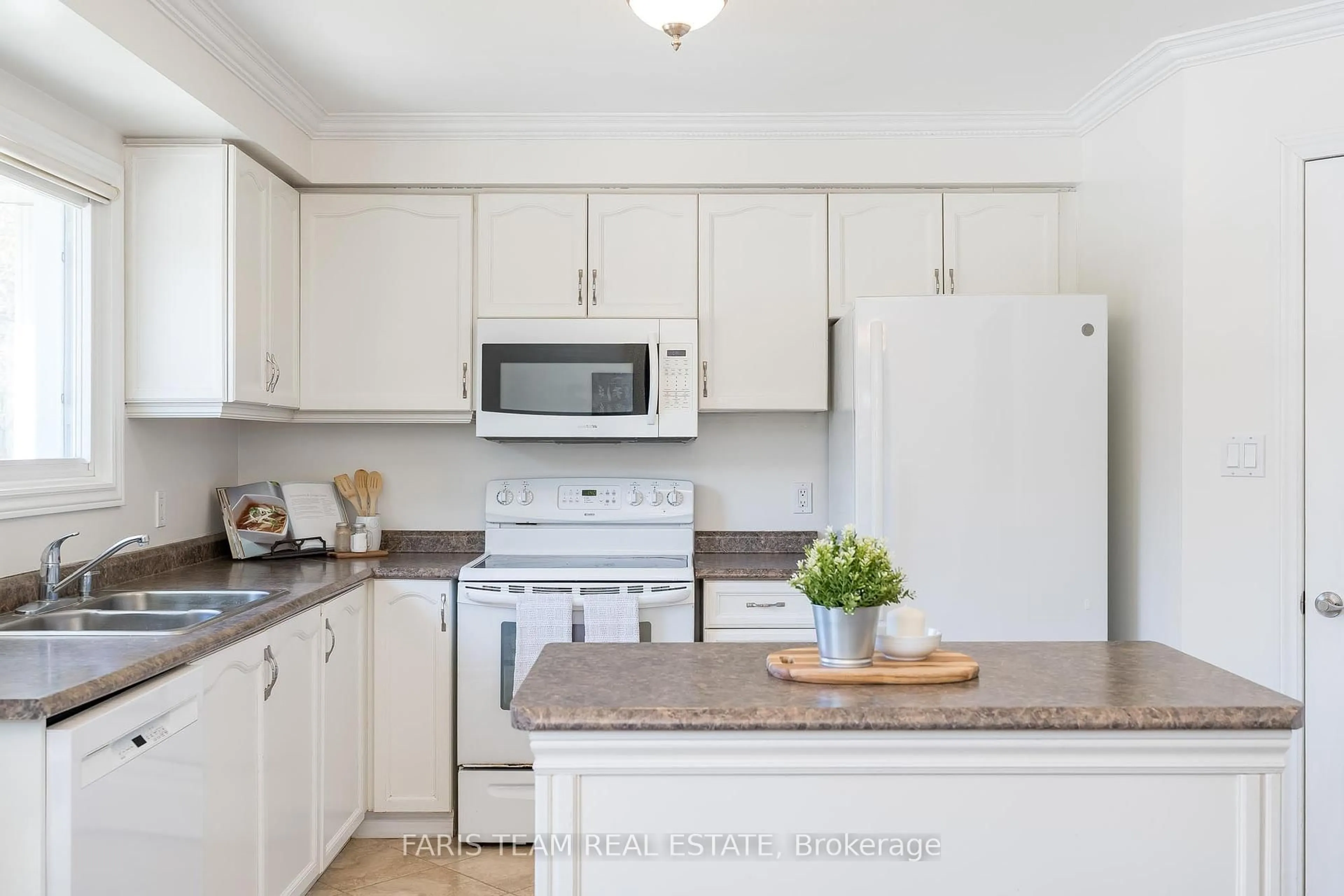 Standard kitchen, unknown for 3830 East St, Innisfil Ontario L9S 2L9