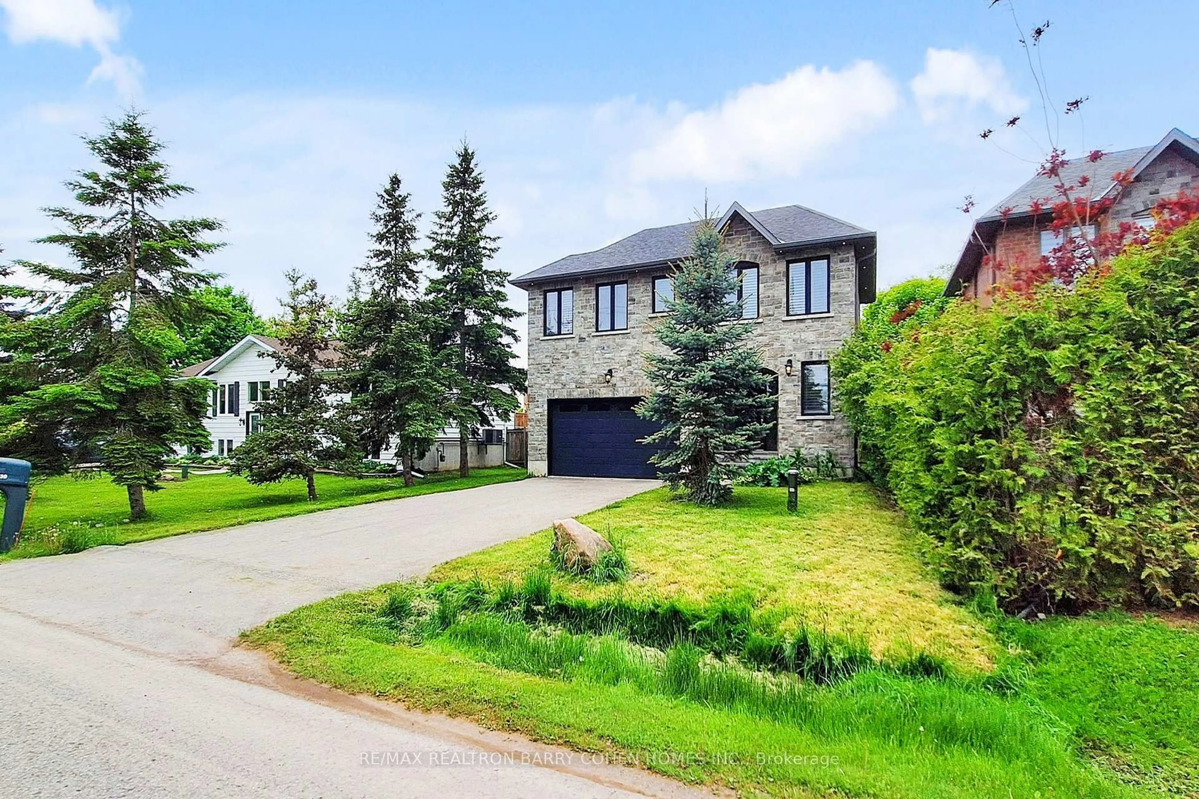 A pic from outside/outdoor area/front of a property/back of a property/a pic from drone, street for 530 Duclos Point Rd, Georgina Ontario L0E 1N0