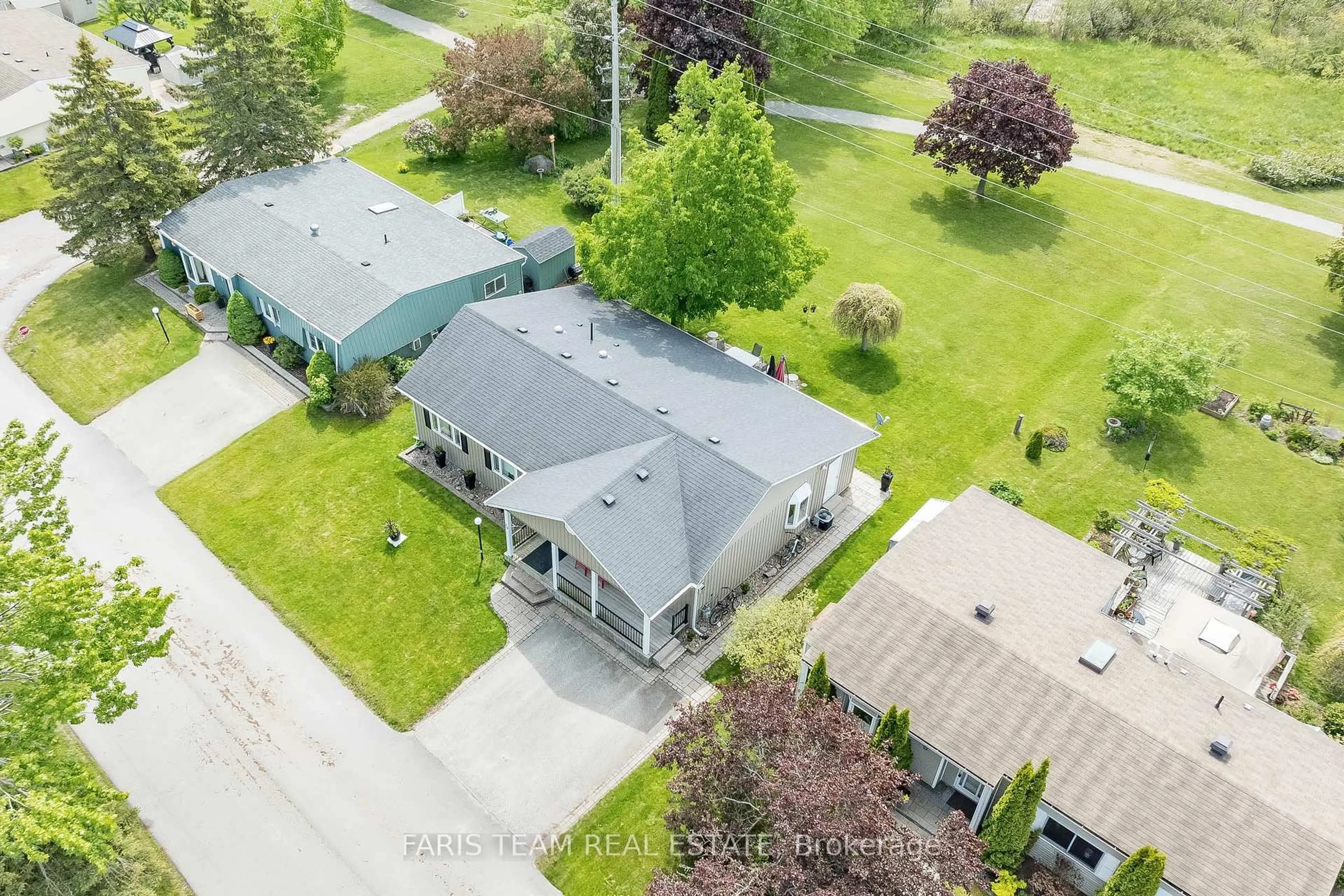 A pic from outside/outdoor area/front of a property/back of a property/a pic from drone, street for 79 Corner Brook Tr, Innisfil Ontario L9S 1S1
