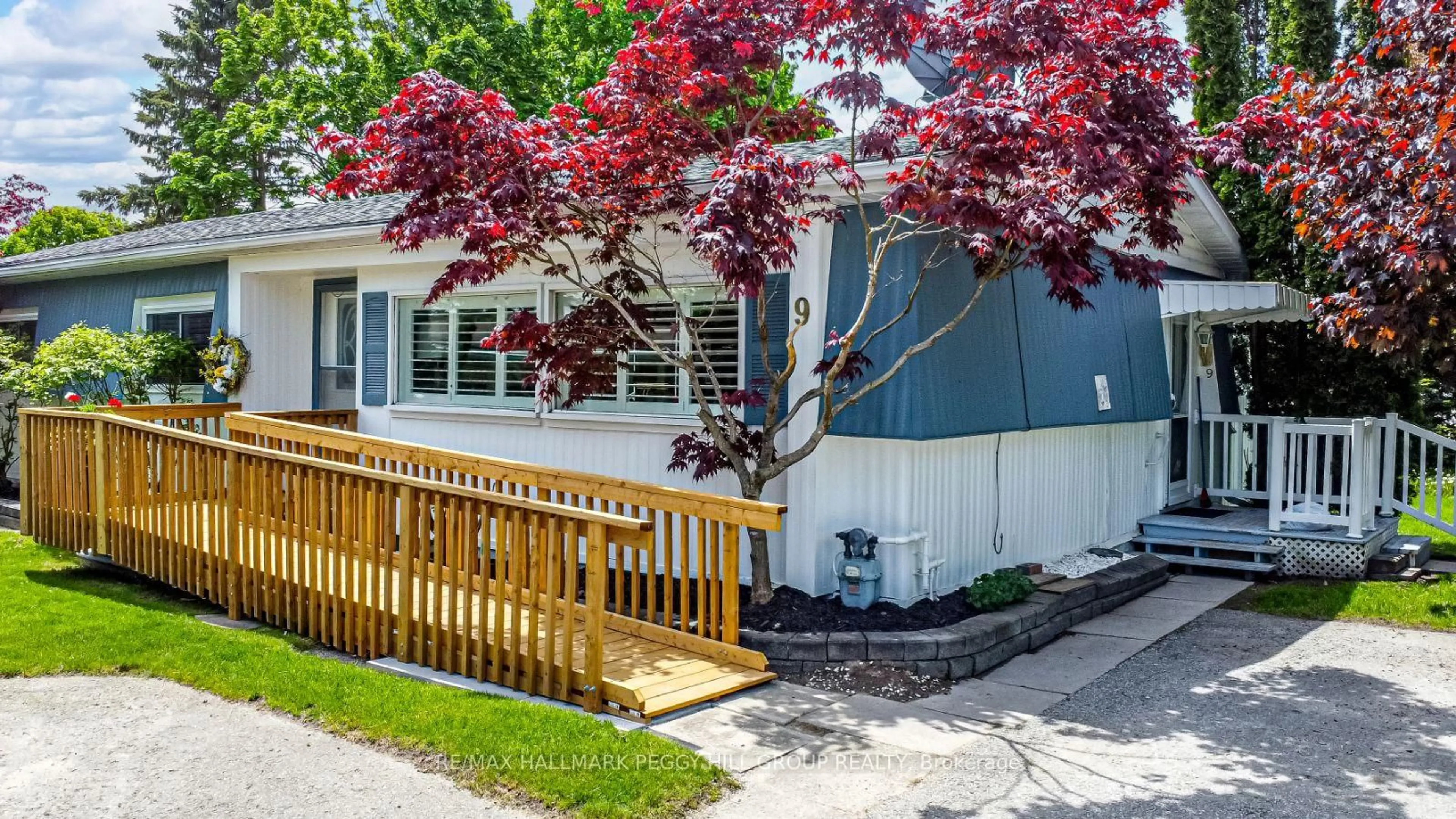 Home with vinyl exterior material, street for 9 Green Glade Crt, Innisfil Ontario L9S 1P3
