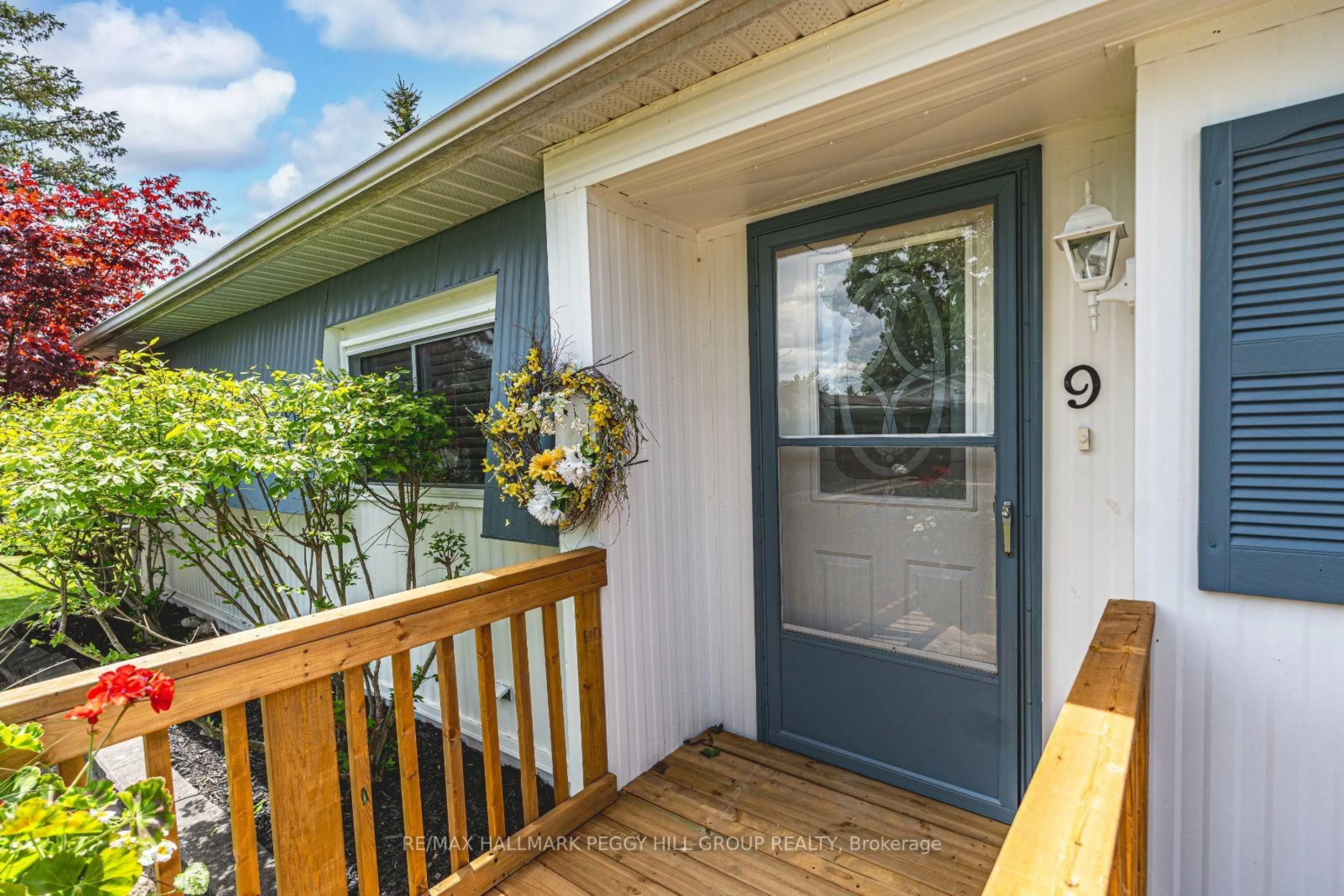 Indoor entryway for 9 Green Glade Crt, Innisfil Ontario L9S 1P3