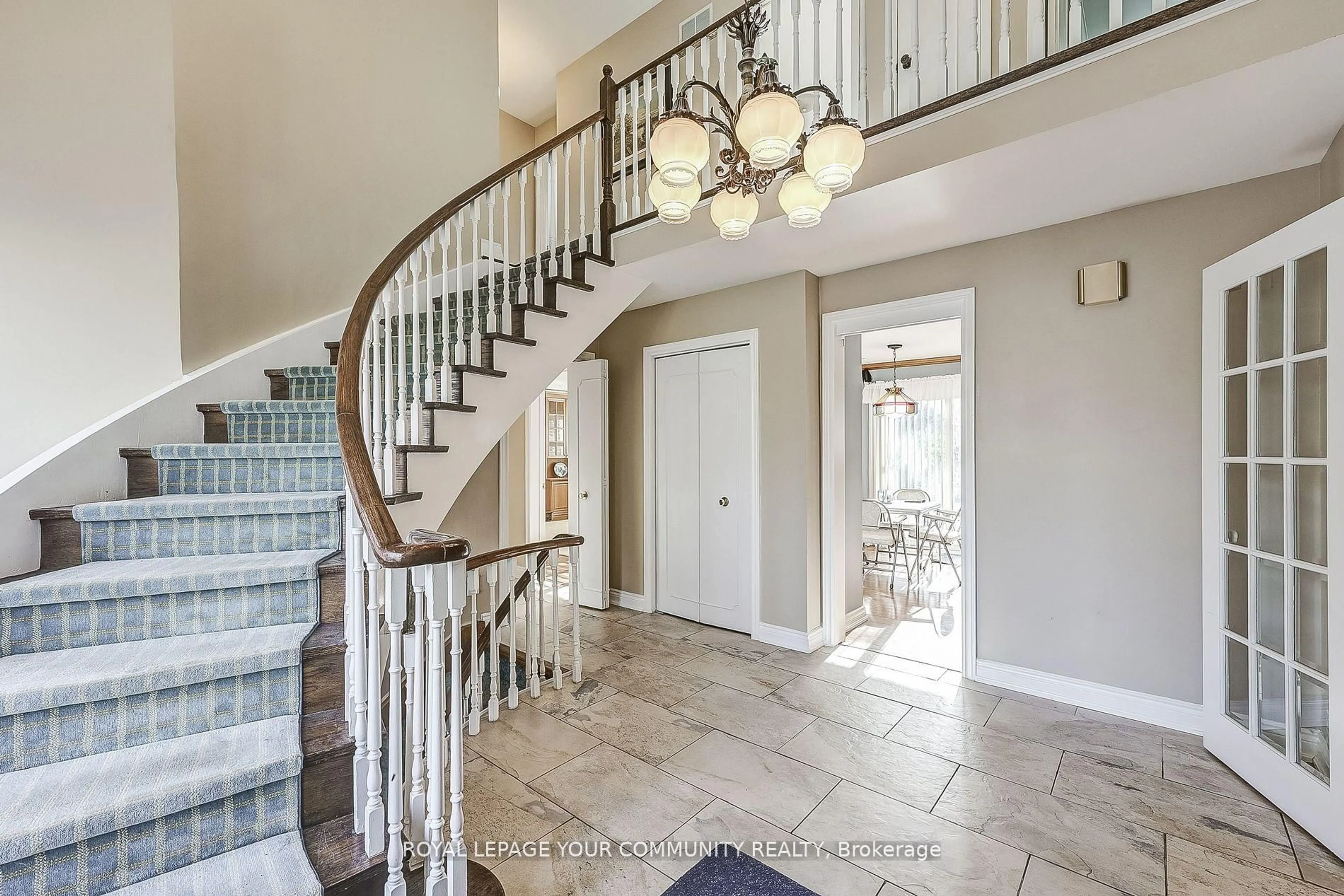 Indoor entryway for 25 Alcaine Crt, Markham Ontario L3T 2G8