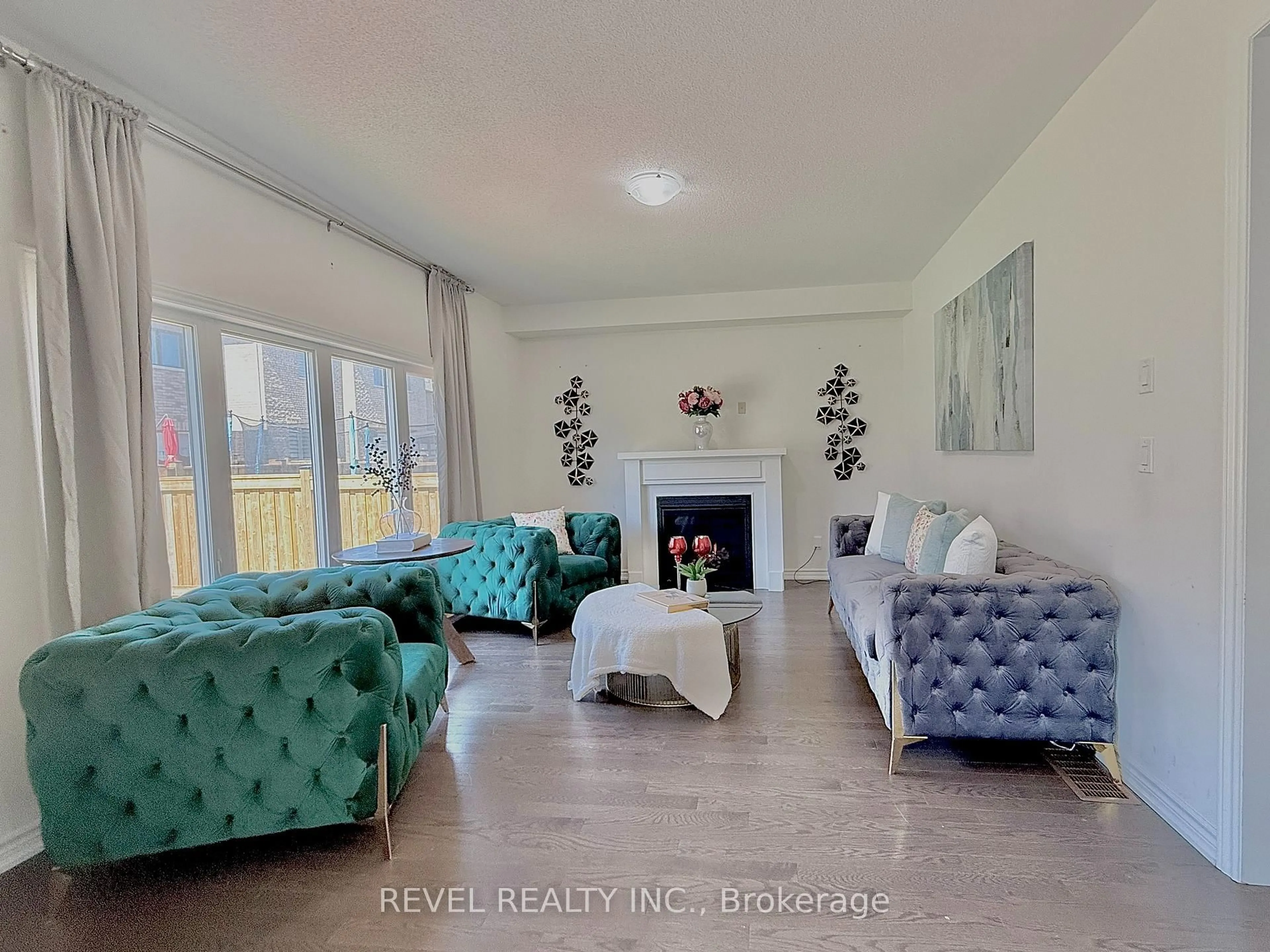 Living room with furniture, unknown for 8 Valleo St, Georgina Ontario L4P 1J5