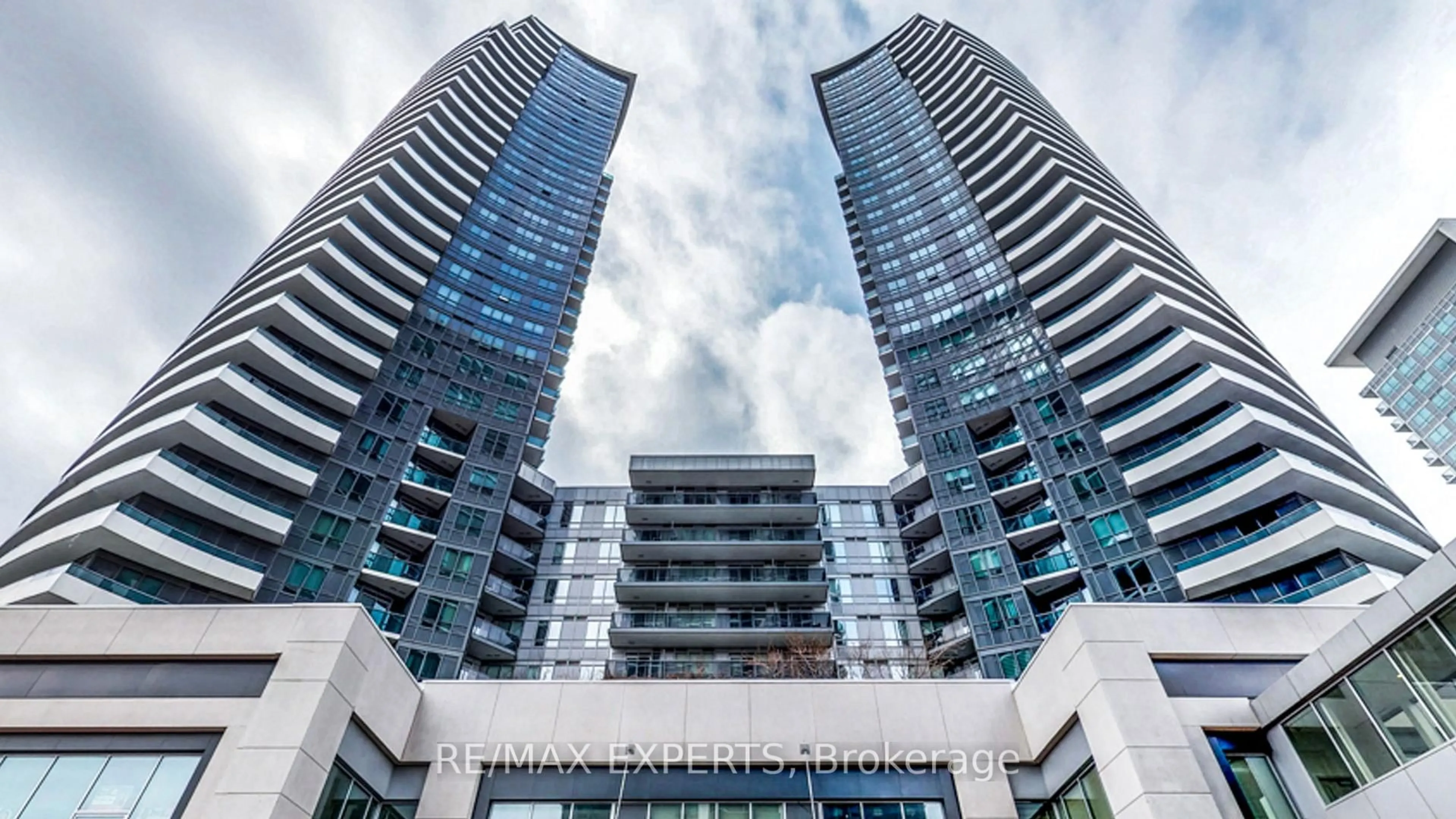Indoor foyer for 7161 Yonge St #2433, Markham Ontario L3T 0C8