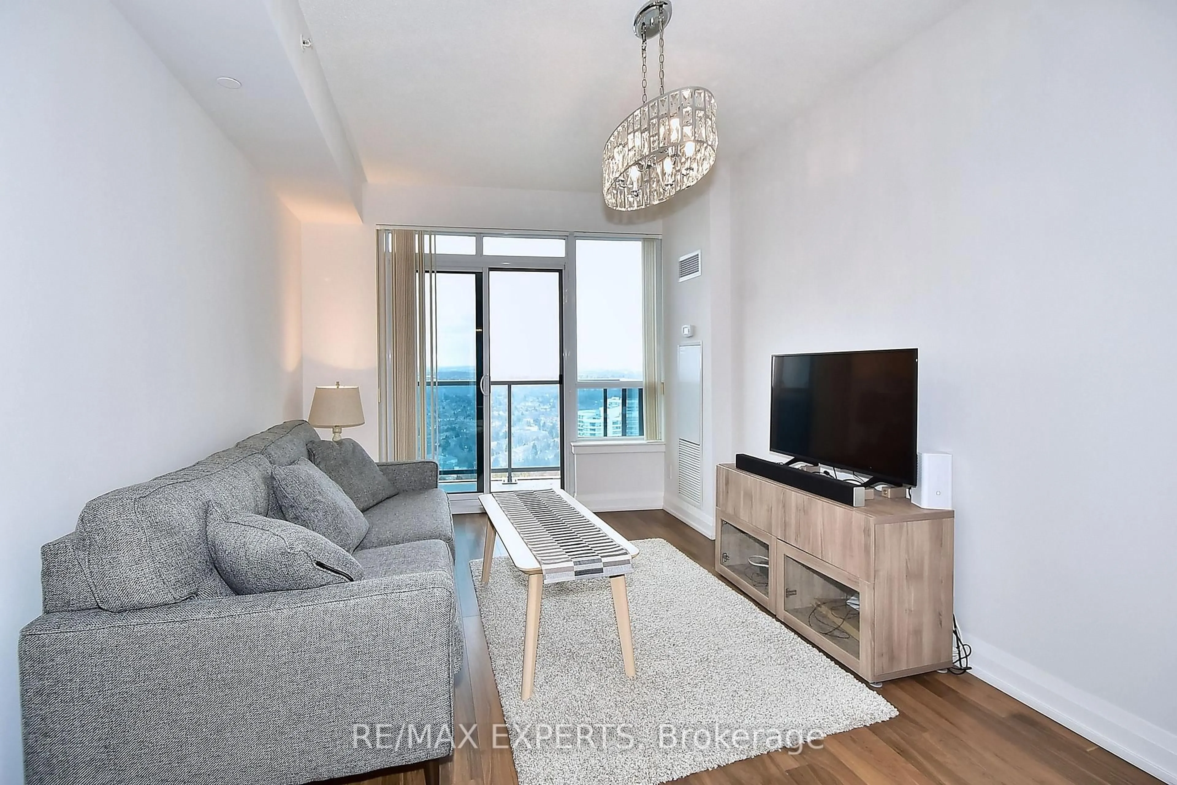 Living room with furniture, wood/laminate floor for 7161 Yonge St #2433, Markham Ontario L3T 0C8