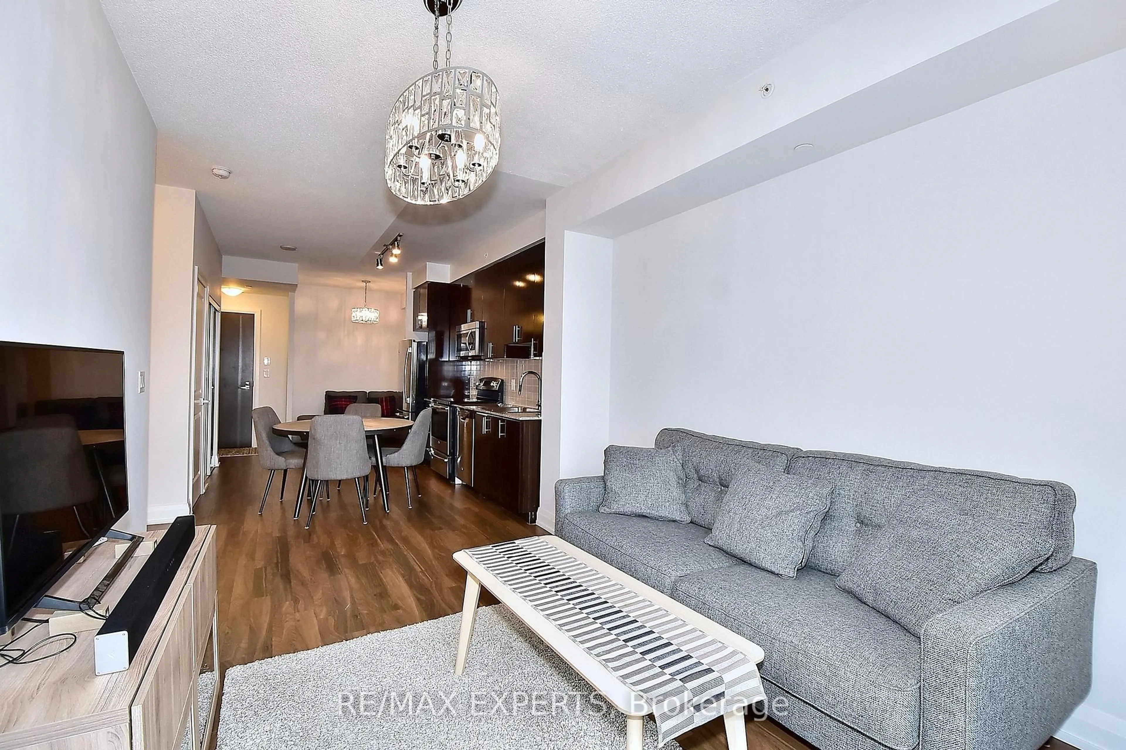 Living room with furniture, wood/laminate floor for 7161 Yonge St #2433, Markham Ontario L3T 0C8
