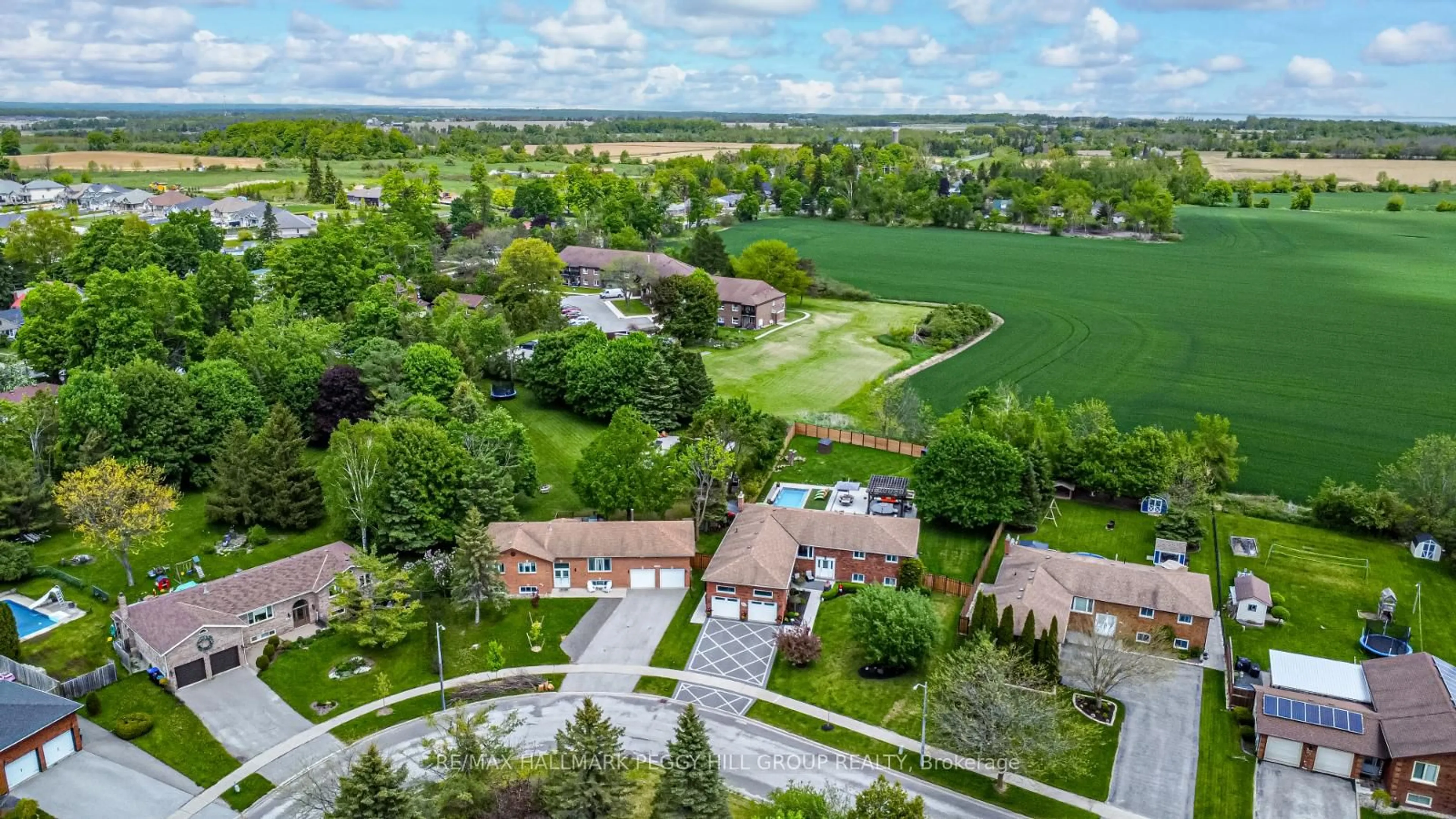 A pic from outside/outdoor area/front of a property/back of a property/a pic from drone, water/lake/river/ocean view for 2076 Chantler St, Innisfil Ontario L9S 1B5