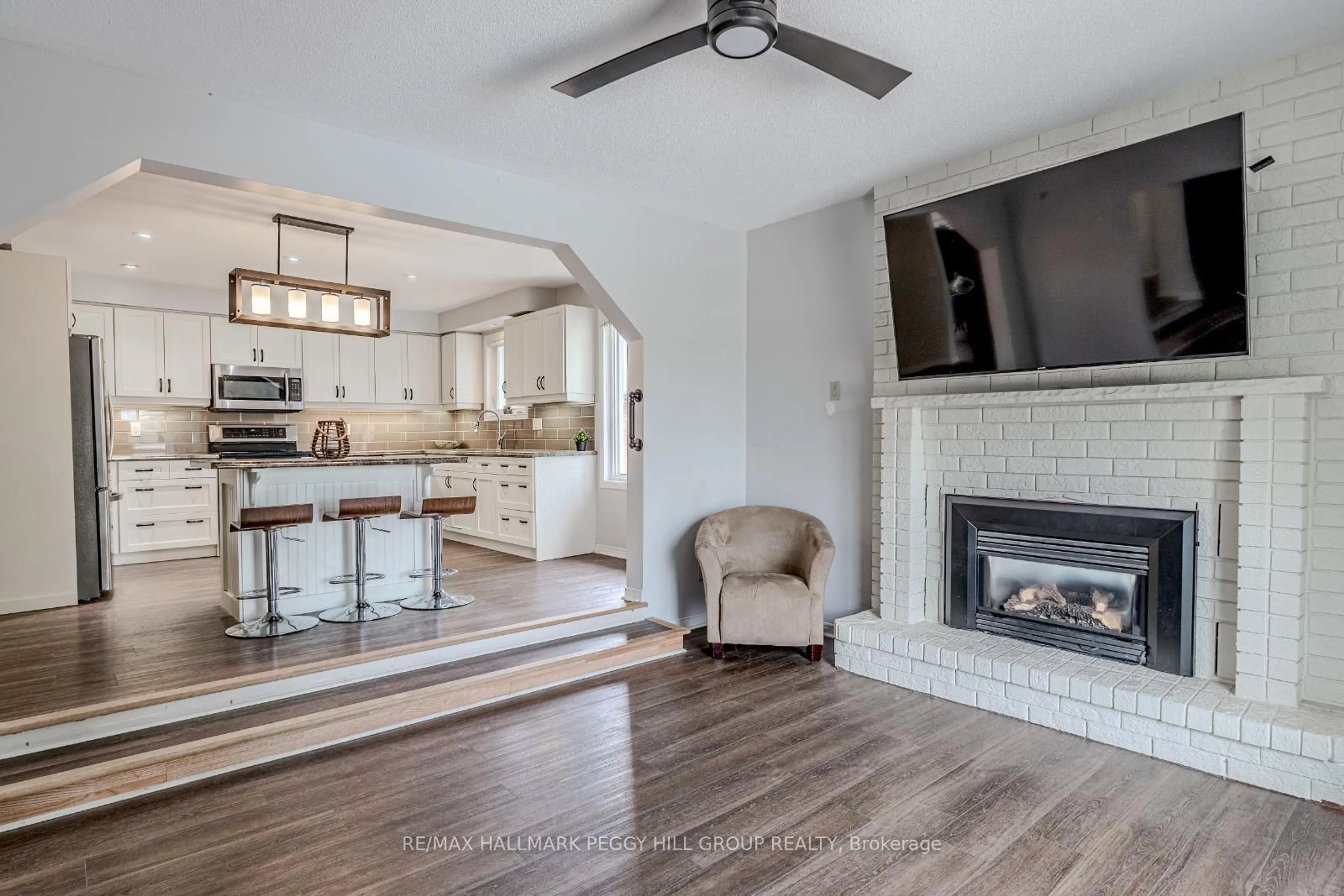 Open concept kitchen, unknown for 2076 Chantler St, Innisfil Ontario L9S 1B5