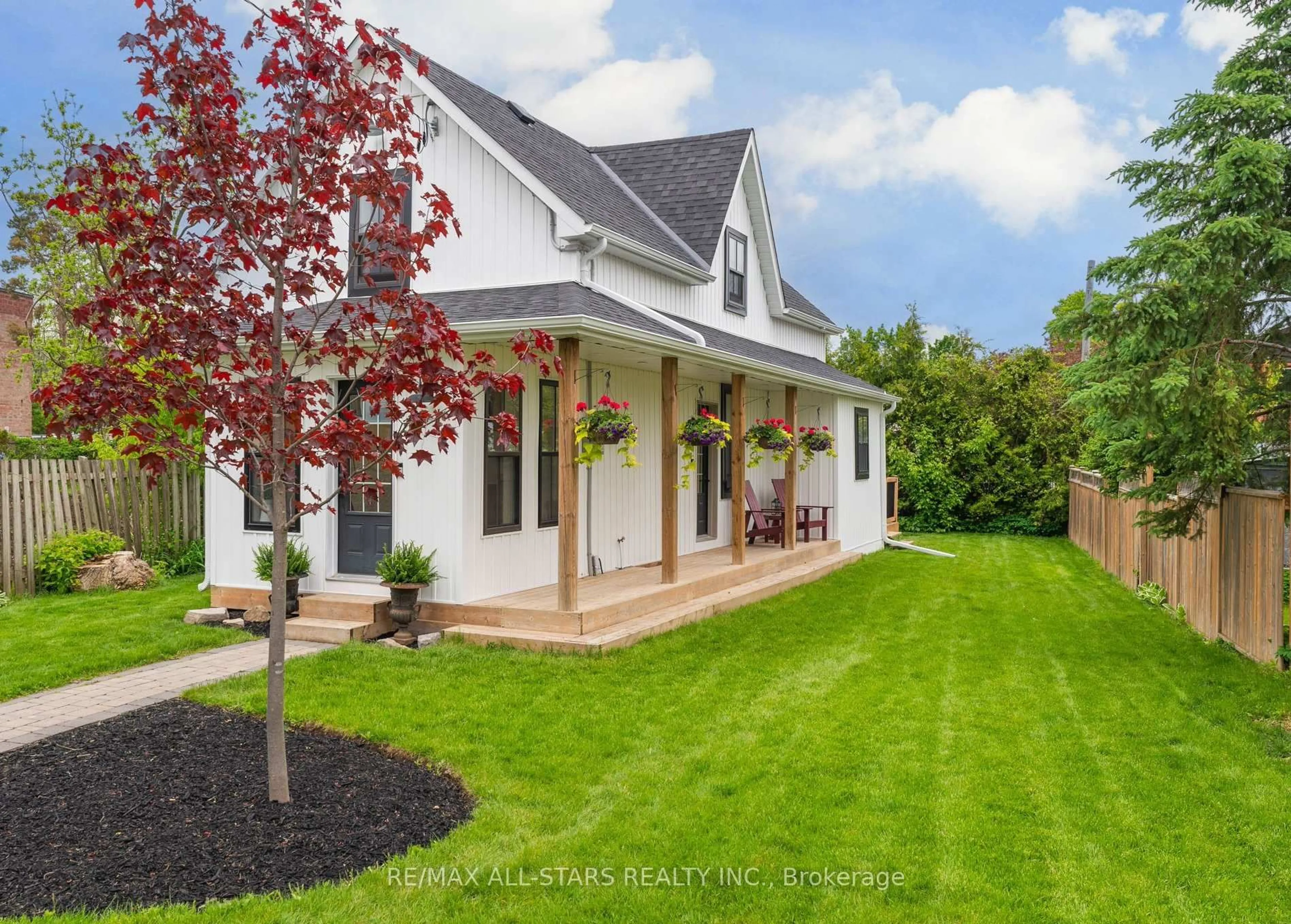 Home with vinyl exterior material, street for 31 King St, Uxbridge Ontario L9P 1E6