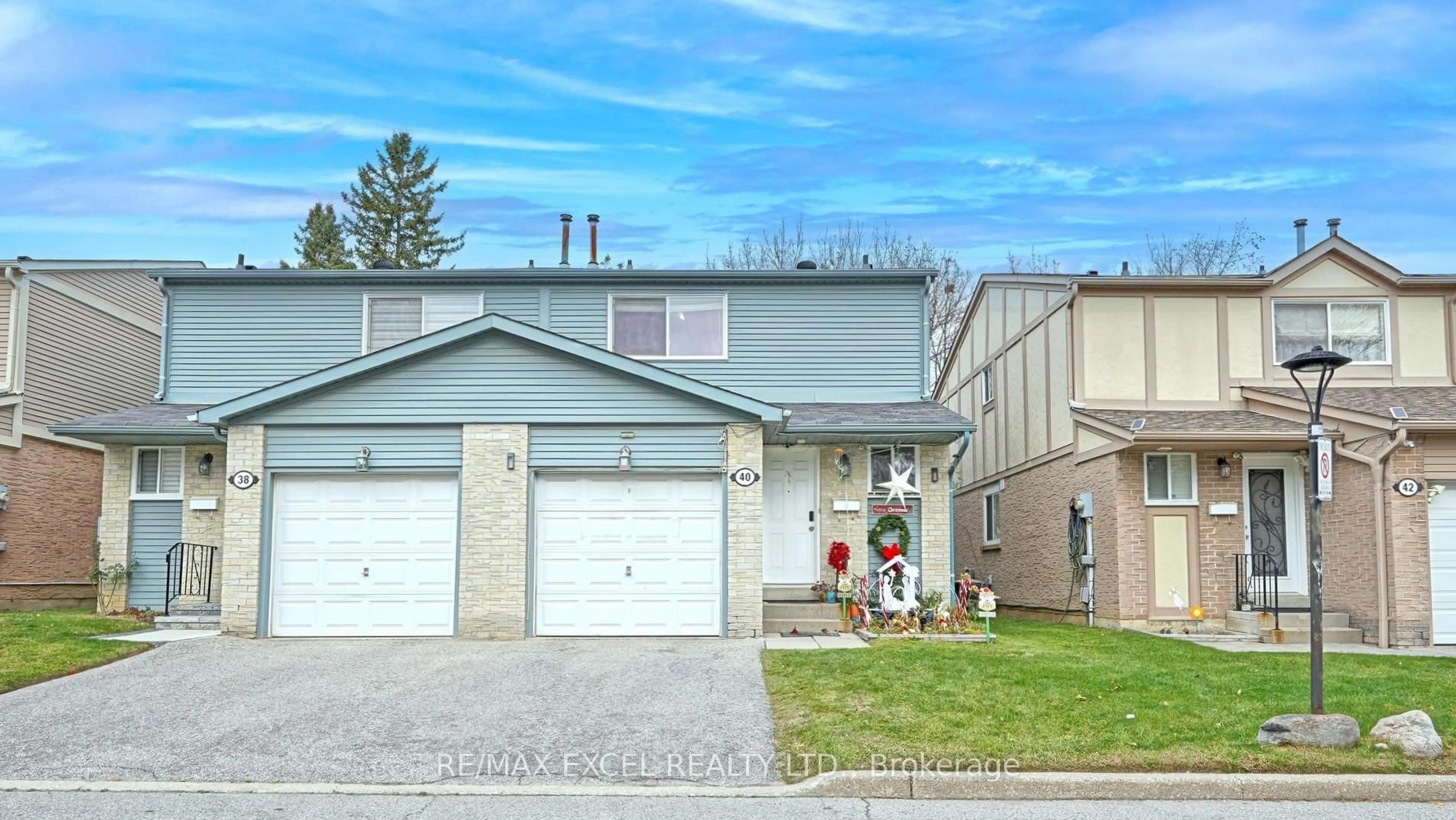 Home with vinyl exterior material, street for 40 New Port Way, Markham Ontario L3T 5G4