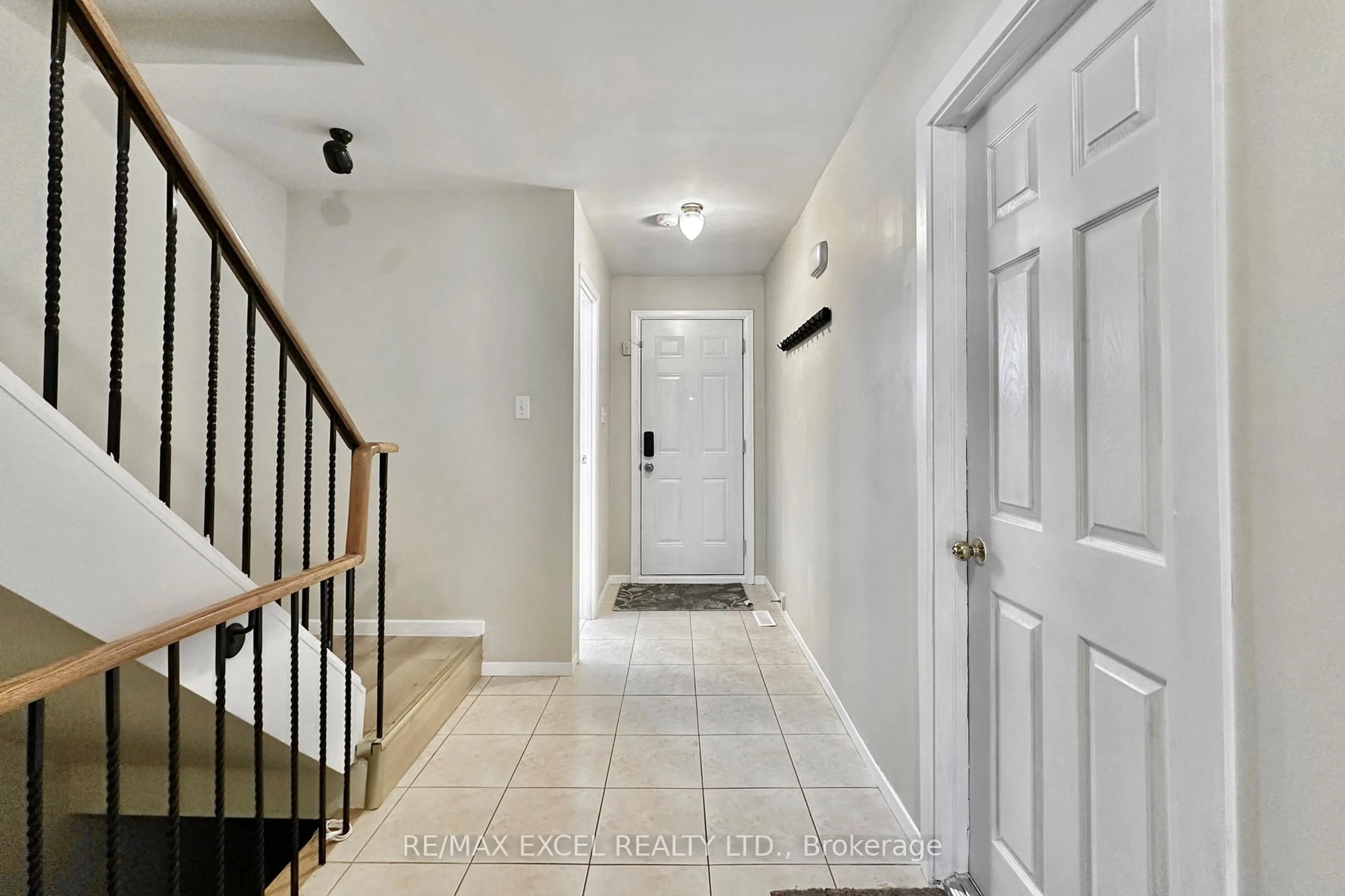 Indoor entryway for 40 New Port Way, Markham Ontario L3T 5G4