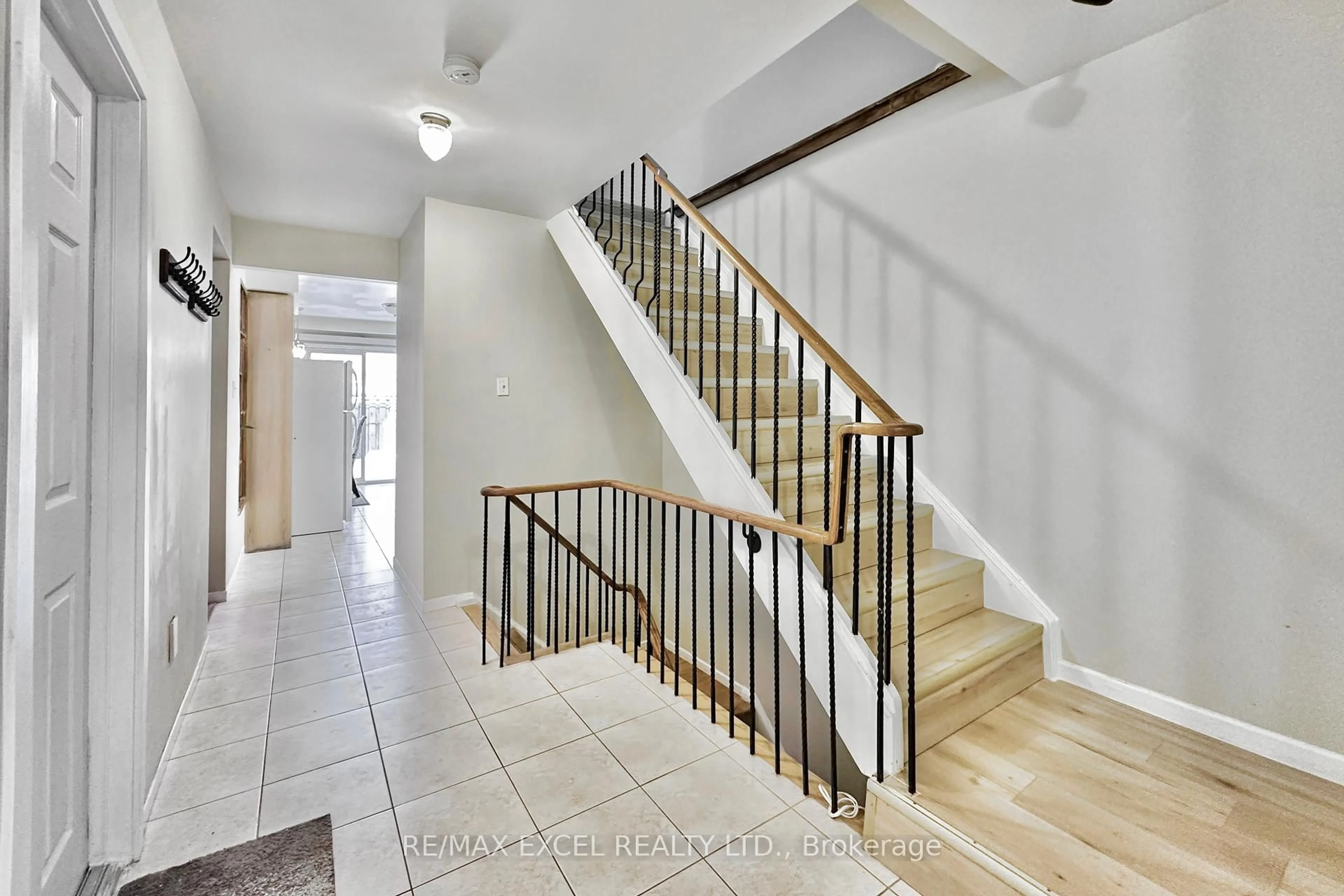 Stairs for 40 New Port Way, Markham Ontario L3T 5G4