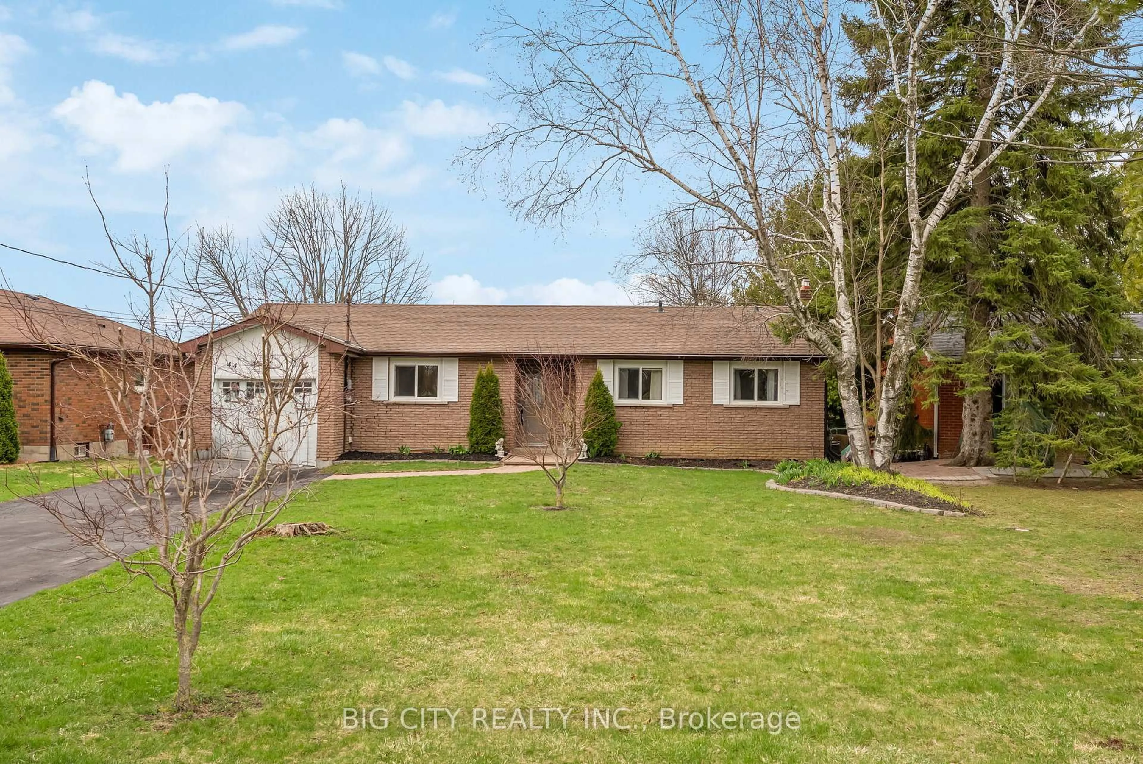 A pic from outside/outdoor area/front of a property/back of a property/a pic from drone, street for 44 Garrett Dr, Georgina Ontario L0E 1R0