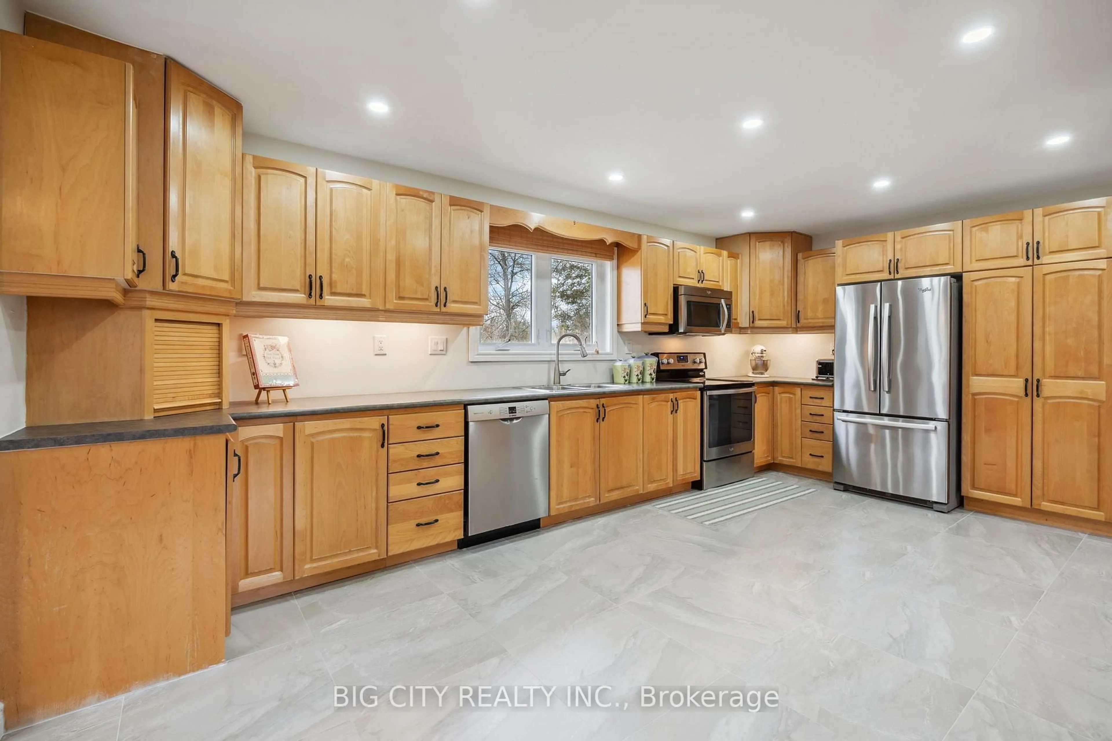 Open concept kitchen, ceramic/tile floor for 44 Garrett Dr, Georgina Ontario L0E 1R0