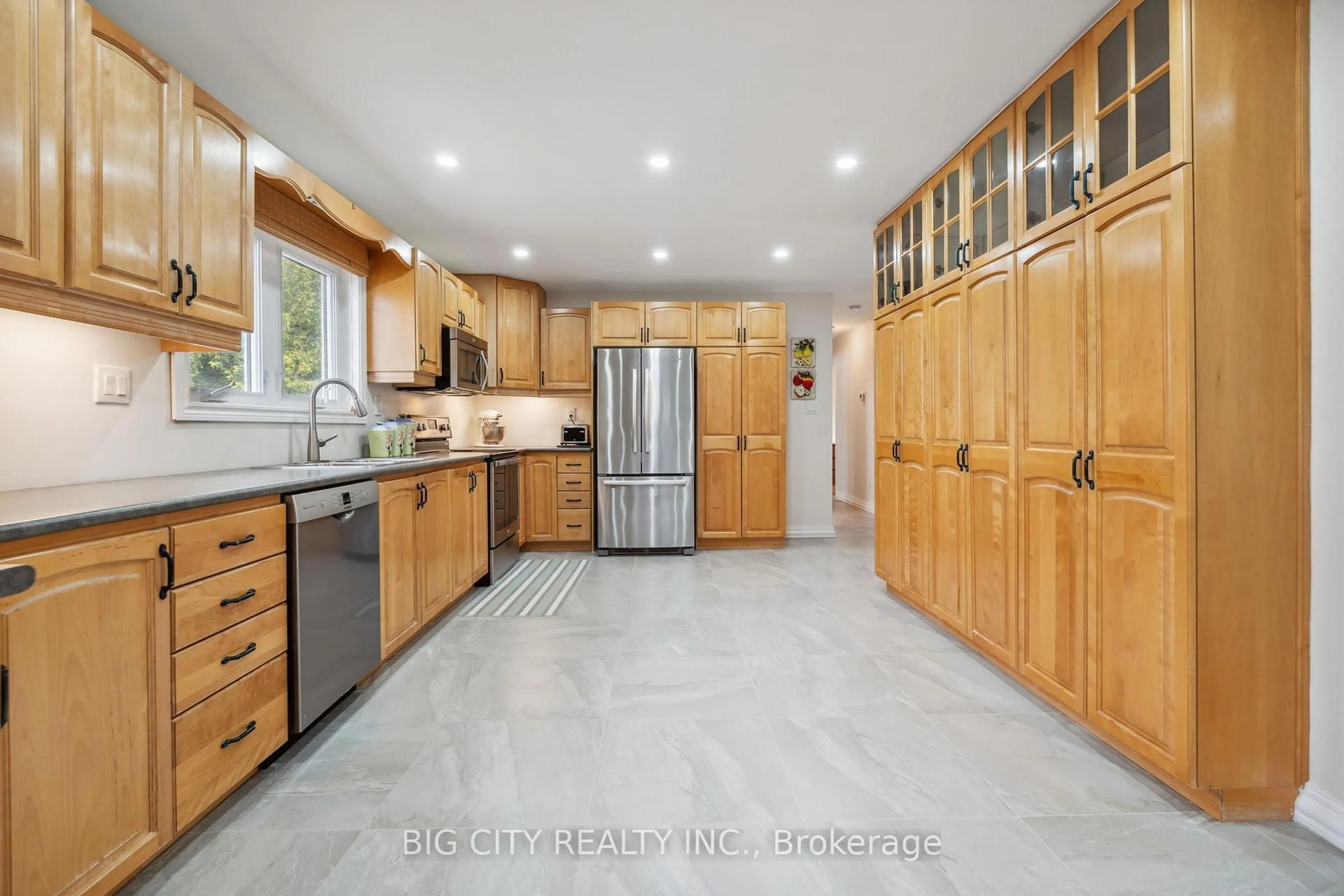Open concept kitchen, ceramic/tile floor for 44 Garrett Dr, Georgina Ontario L0E 1R0