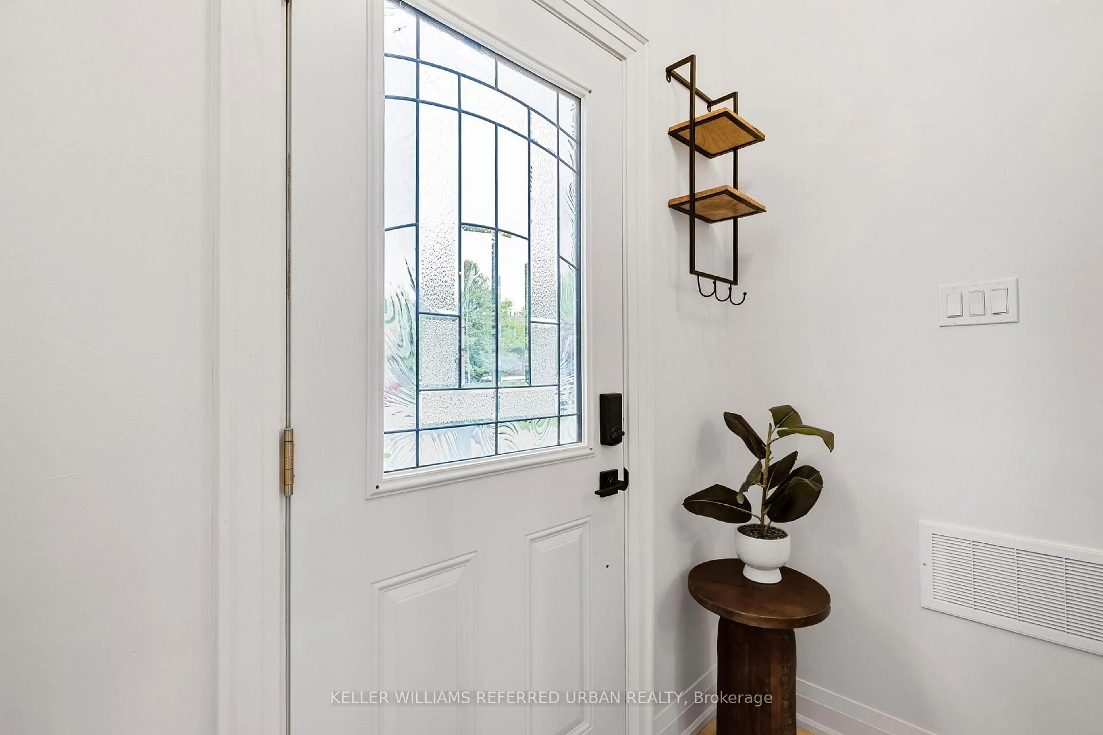 Indoor entryway for 191 Britannia Ave, Bradford West Gwillimbury Ontario L3Z 1A4