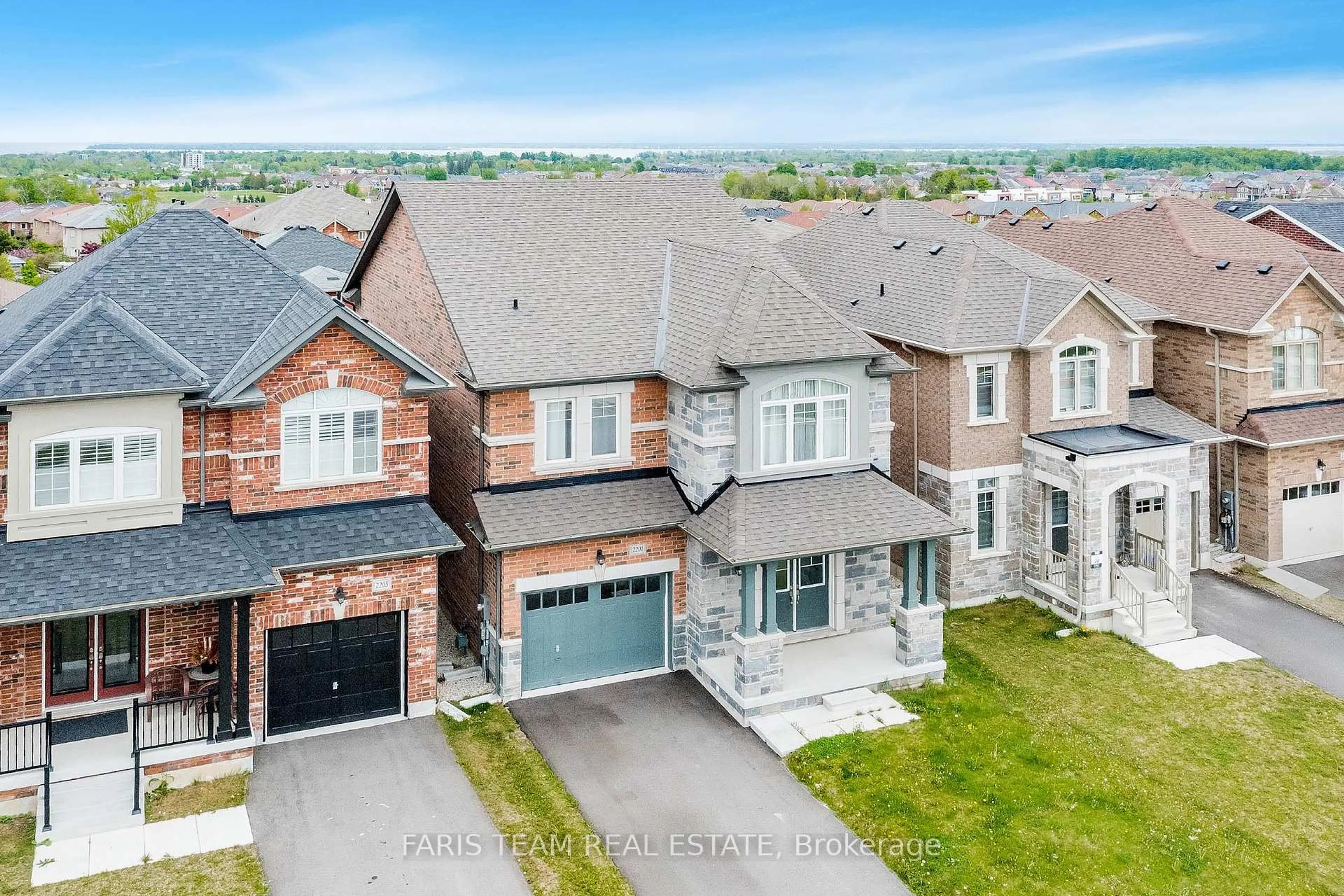 A pic from outside/outdoor area/front of a property/back of a property/a pic from drone, street for 2201 Lozenby St, Innisfil Ontario L9S 0M9