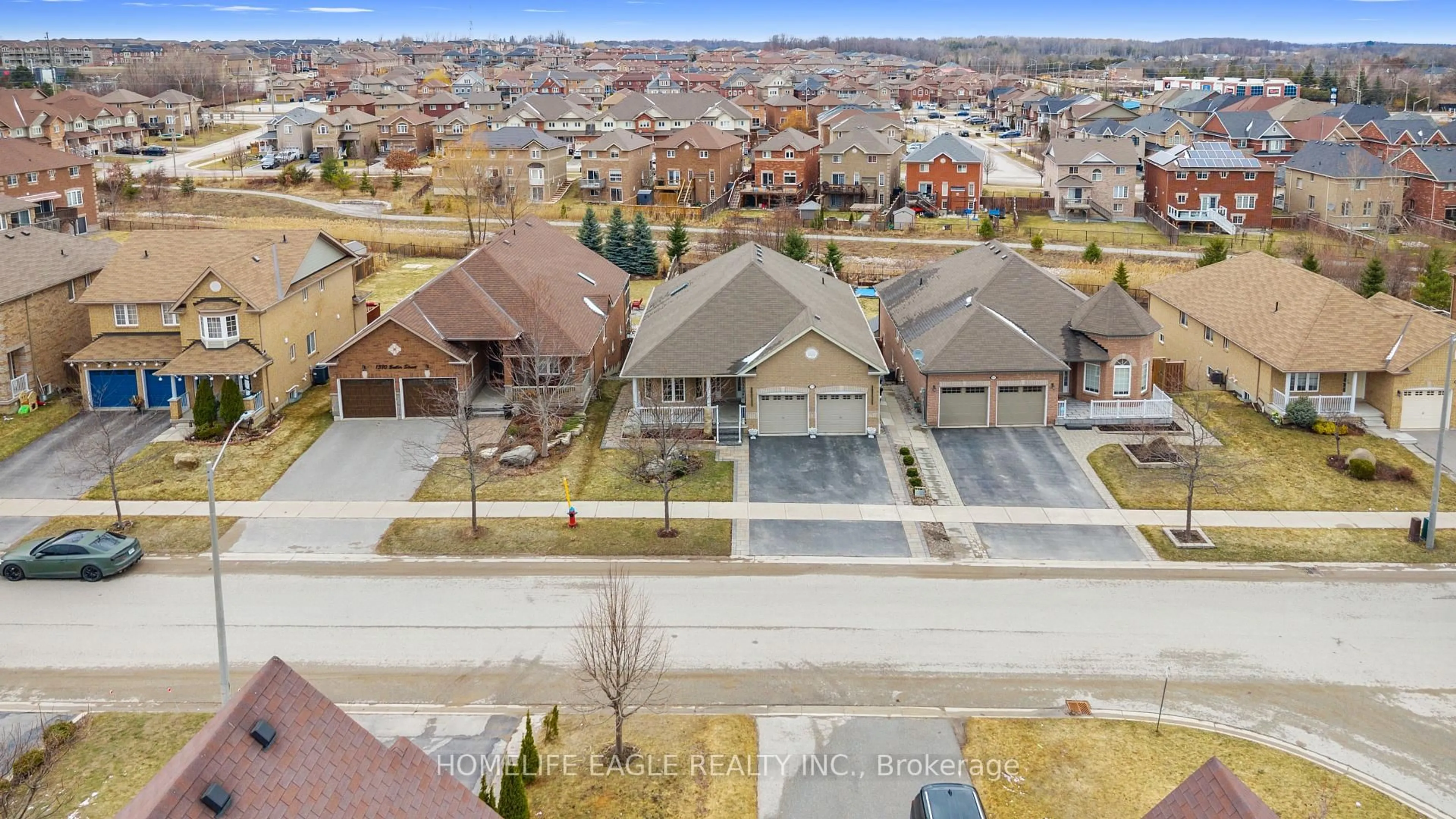 A pic from outside/outdoor area/front of a property/back of a property/a pic from drone, city buildings view from balcony for 1376 Butler St, Innisfil Ontario L9S 0H2