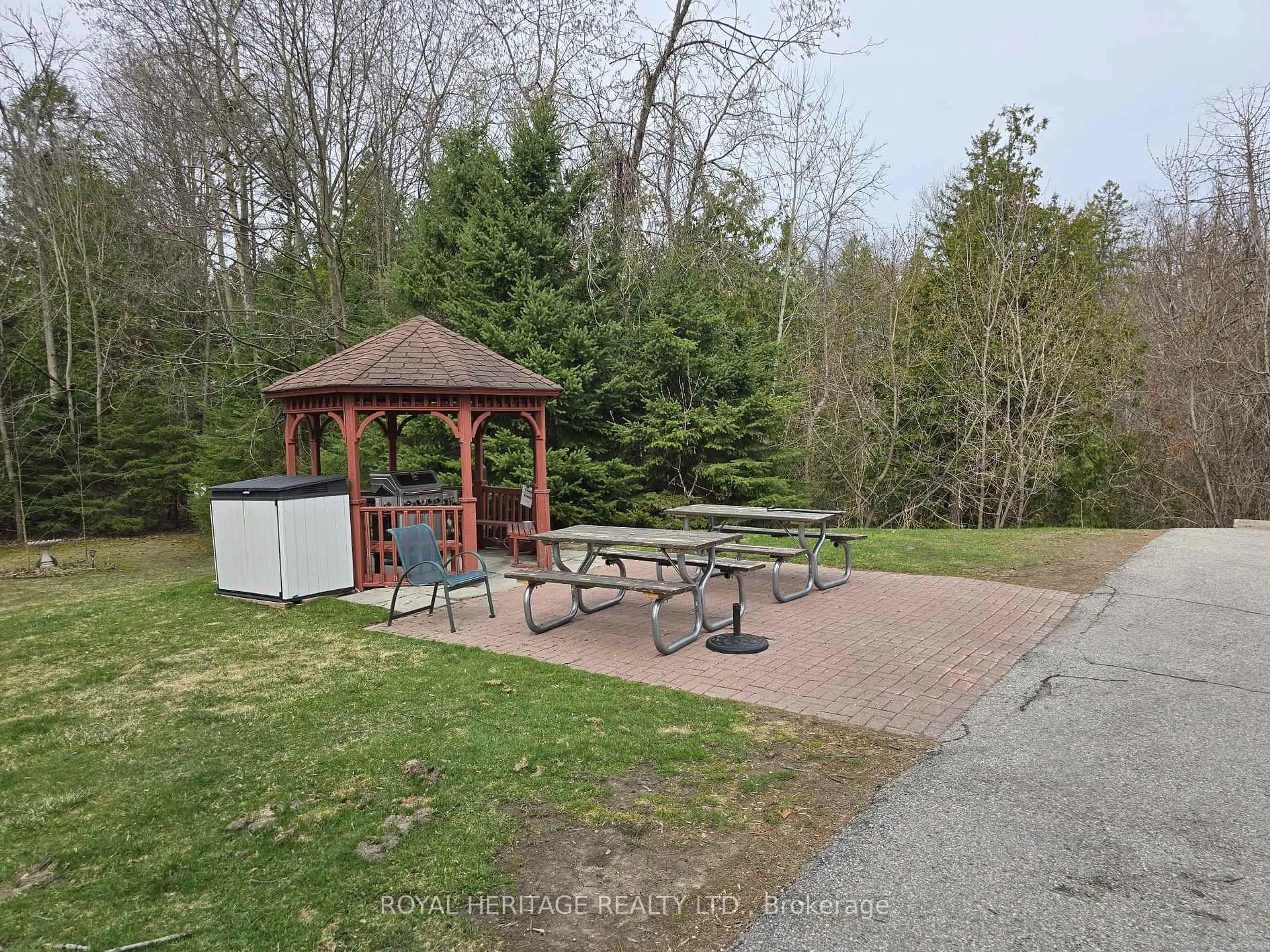Patio, mountain view for 166 Olive St #303, East Gwillimbury Ontario L9N 1M9