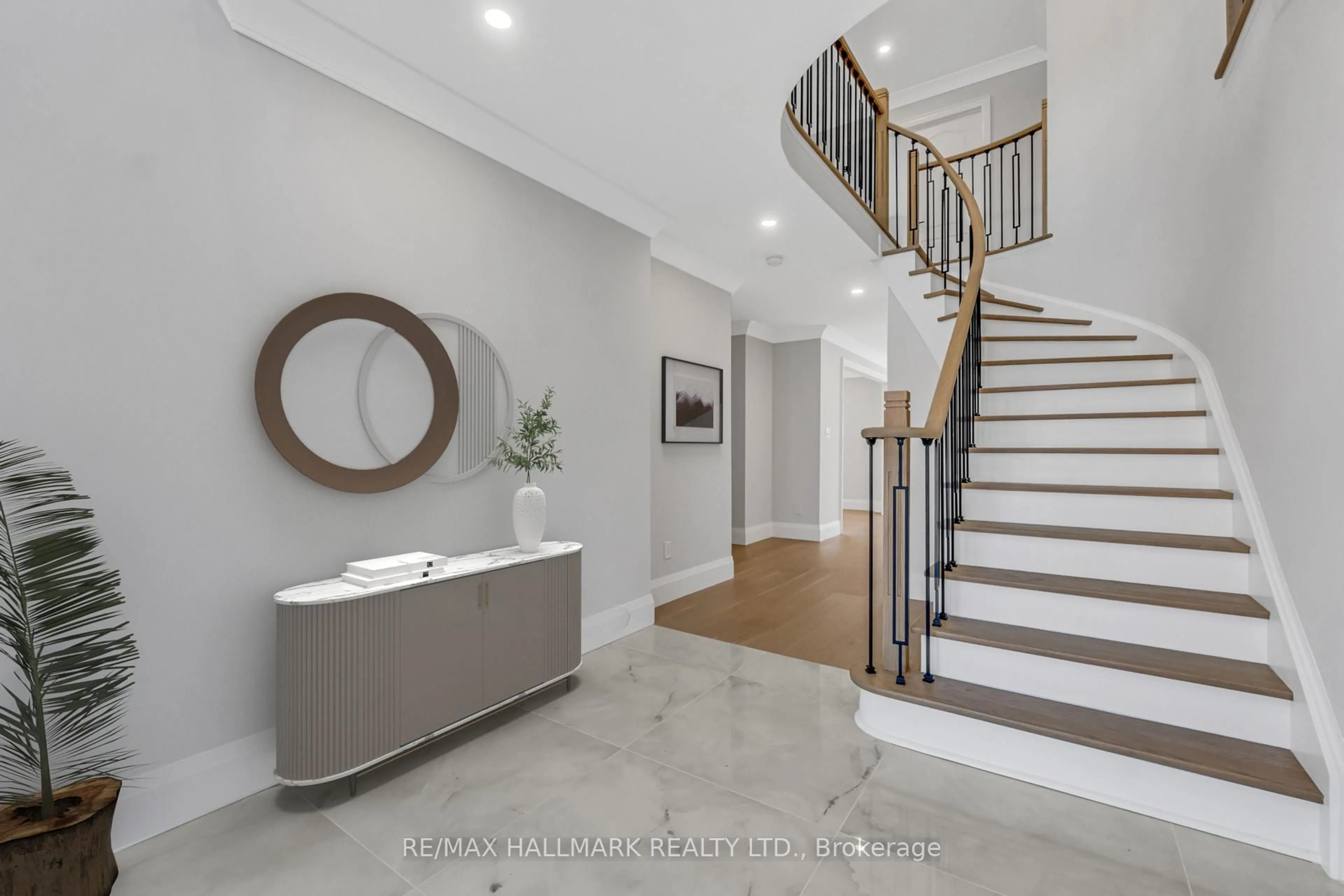 Indoor entryway for 372 Crofters Rd, Vaughan Ontario L4L 8Y3