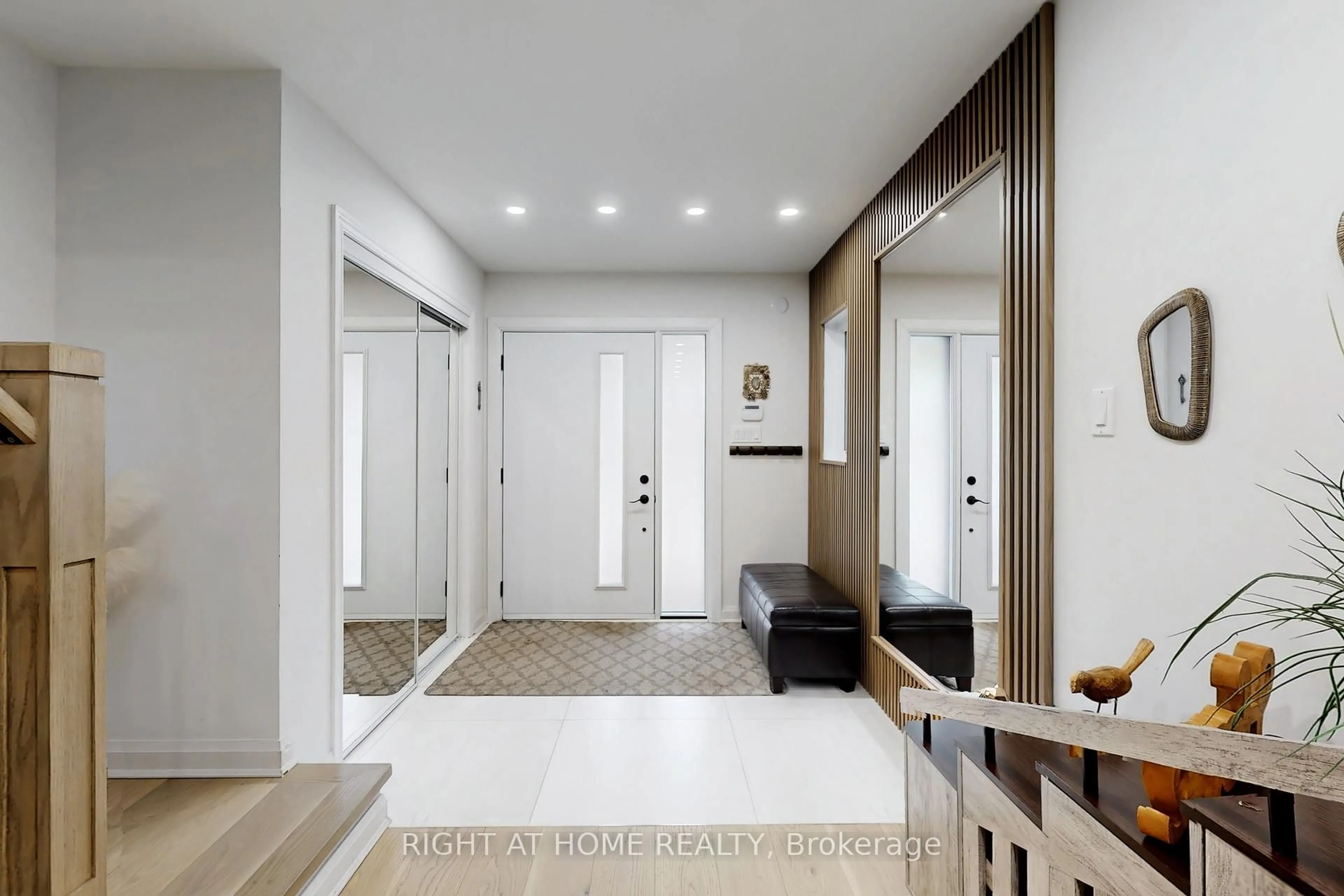 Indoor entryway for 236 Karl Rose Tr, Newmarket Ontario L3X 3J2