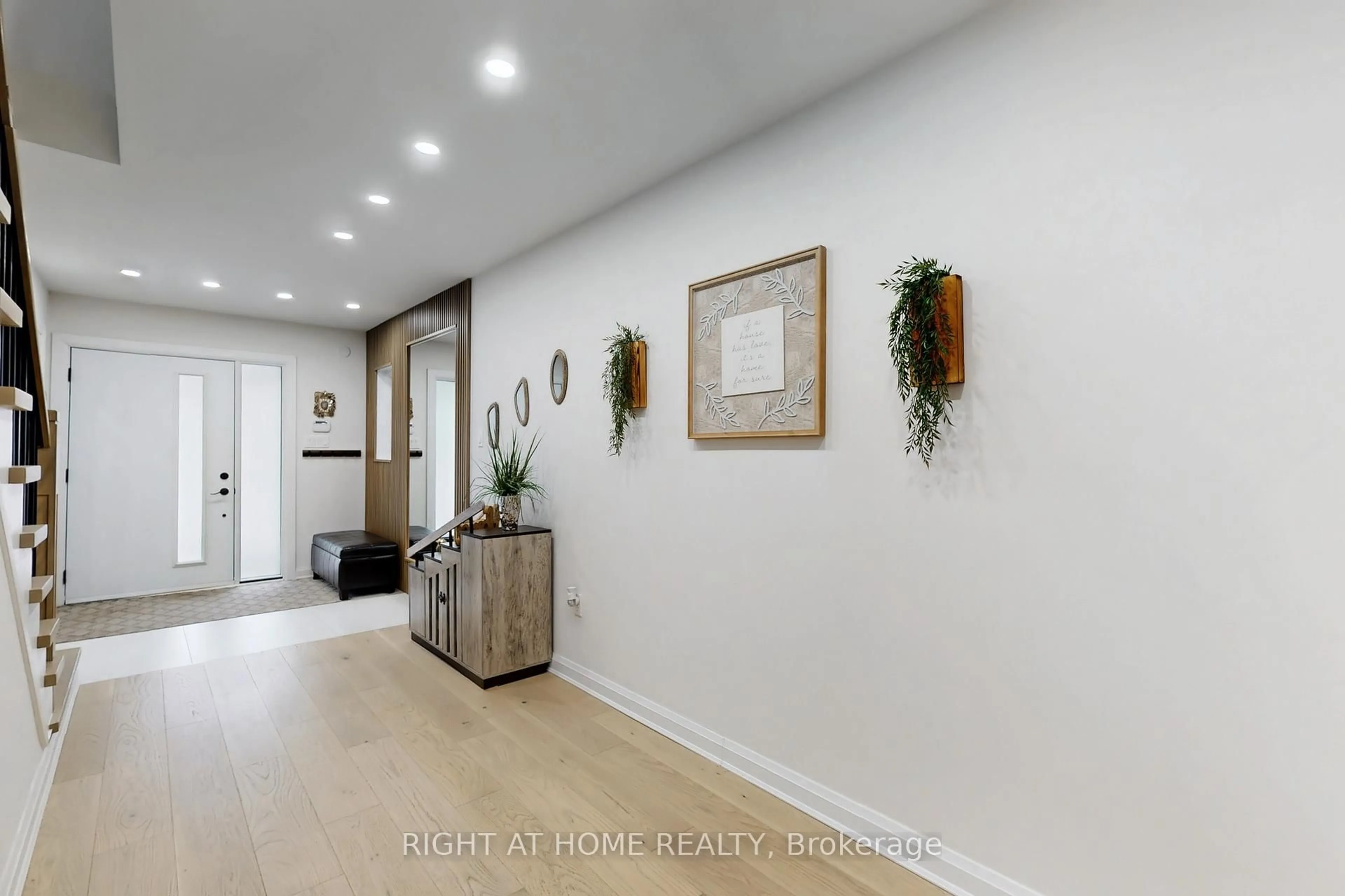 Indoor entryway for 236 Karl Rose Tr, Newmarket Ontario L3X 3J2