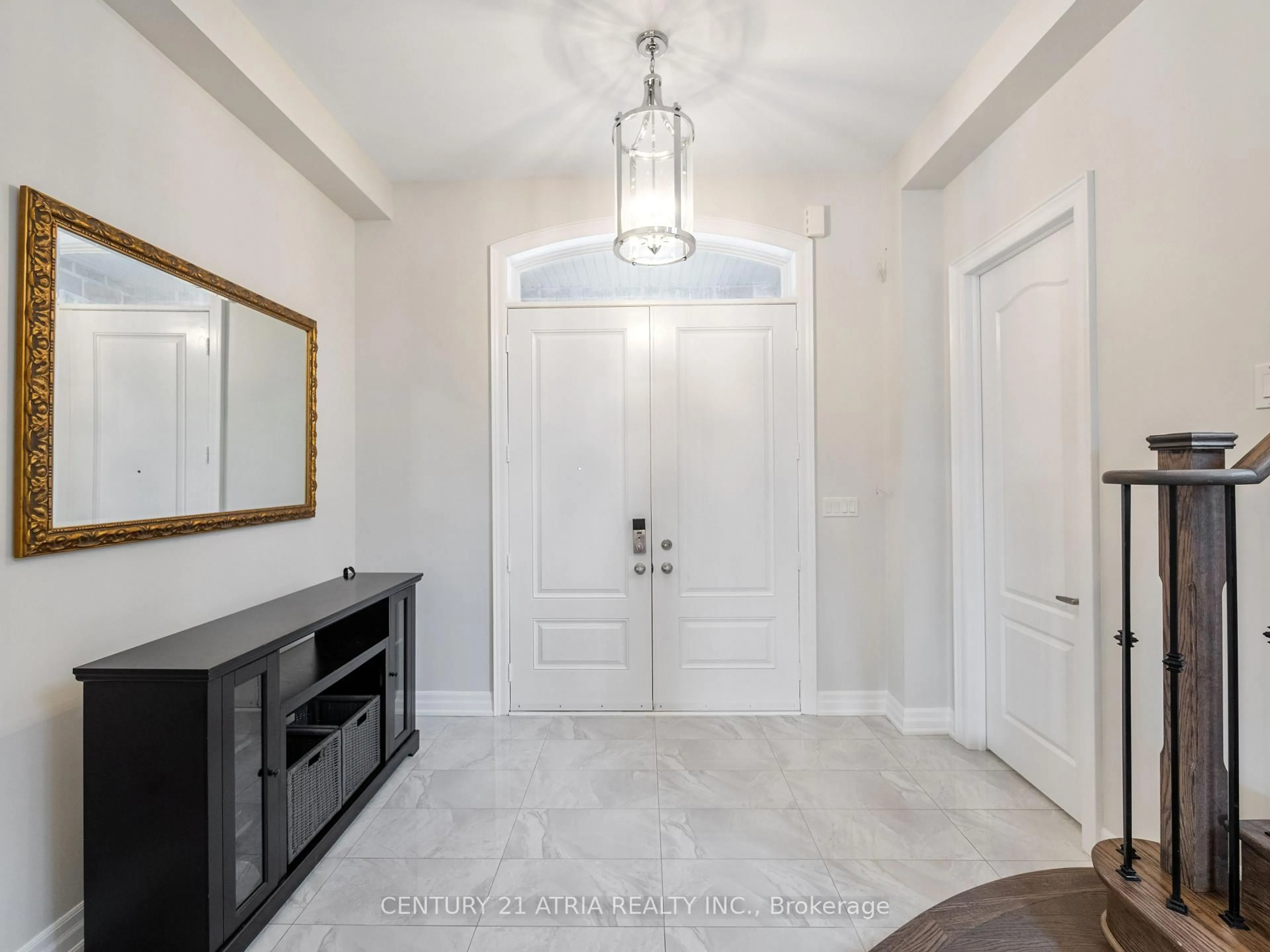 Indoor entryway for 28 Hamster Cres, Aurora Ontario L4G 3G7